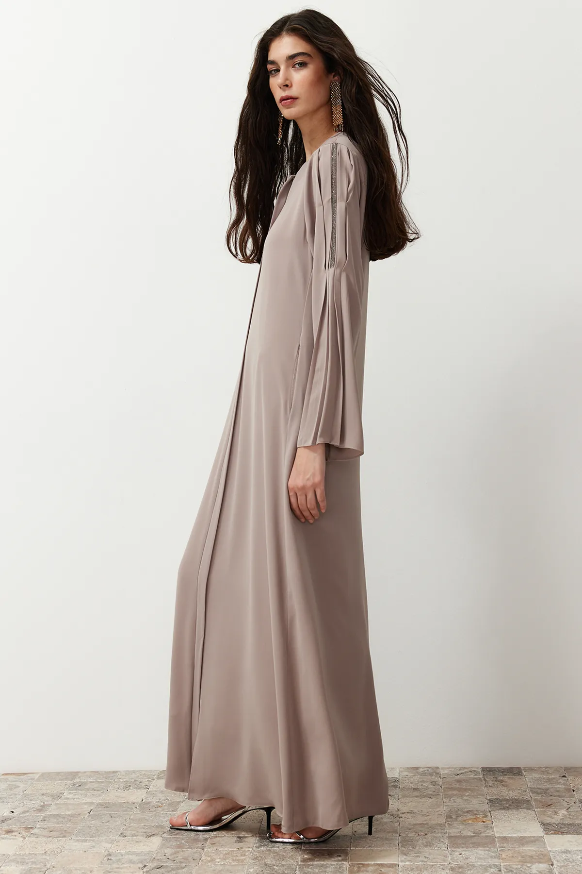 Trendyol Modest  Beigefarbene Mevlana-Kappe & Ferace & Abaya aus dünnem, gewebtem Krepp mit Steinstickereien TCTSS24KF00020