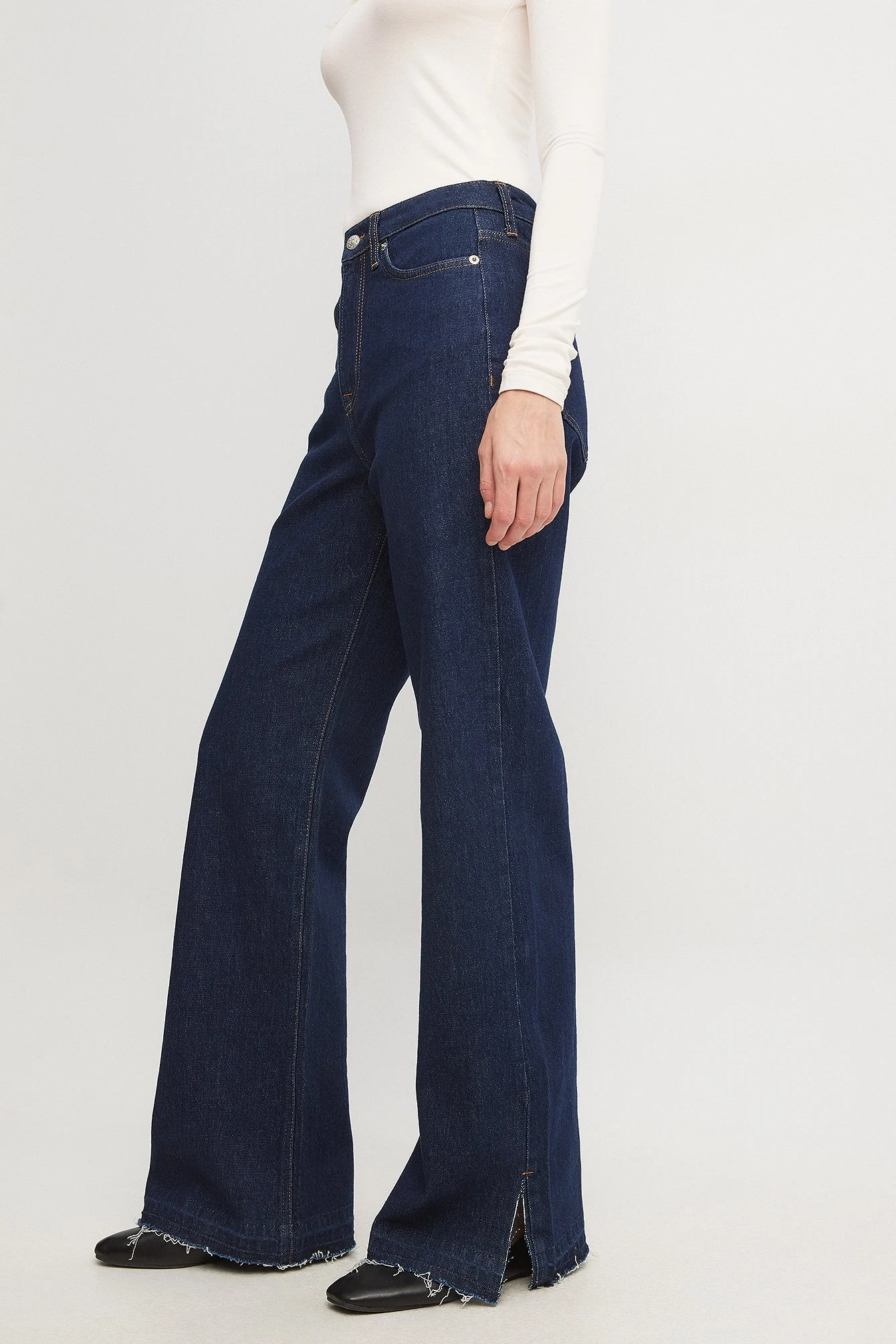 Jeans mit Schlitz und offener Kante