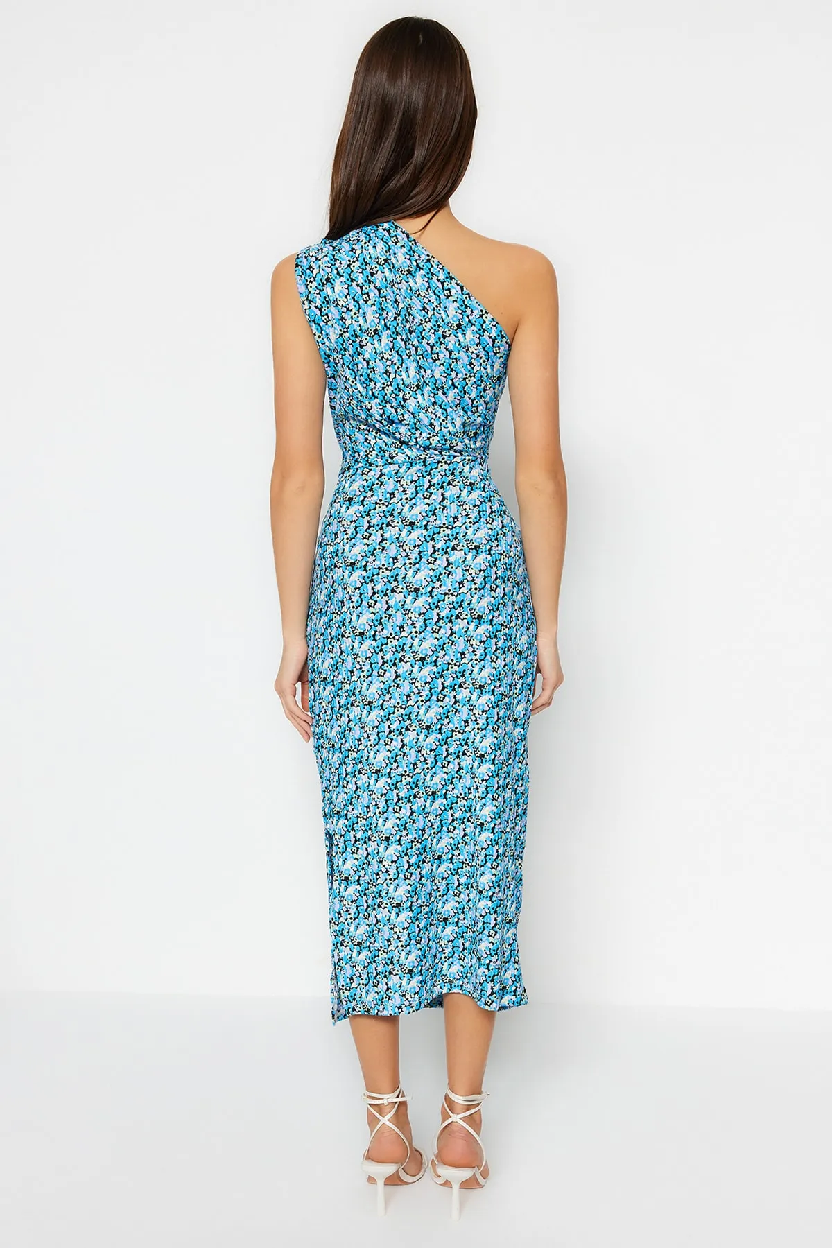 Trendyol Collection  Blaues bedrucktes, tailliertes One-Shoulder-Asymmetrisches Degaje-Bleistiftkleid aus Strick TWOSS23EL02182