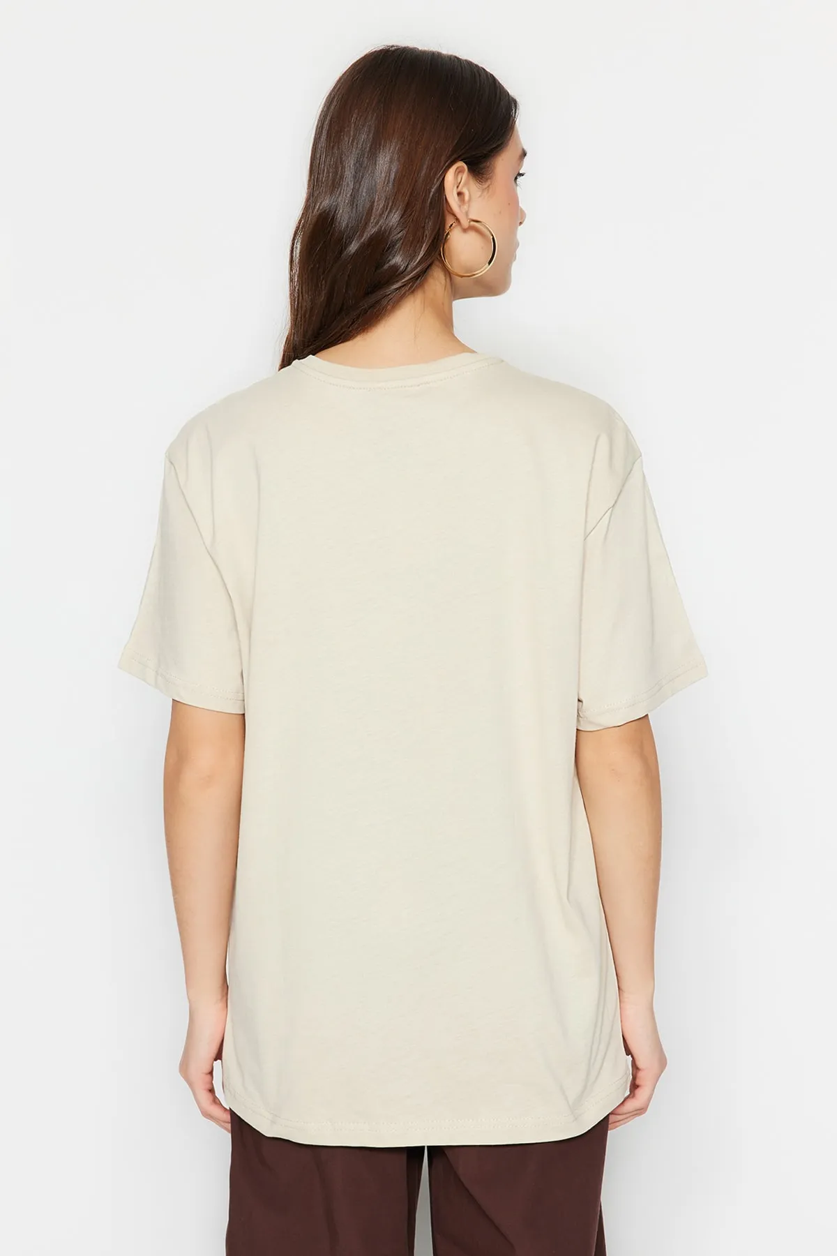 Trendyol Collection  Hochwertiges Stone-Strick-T-Shirt aus 100 % Baumwolle mit Print in Übergröße/weiter Passform und Rundhalsausschnitt TWOSS23TS00282