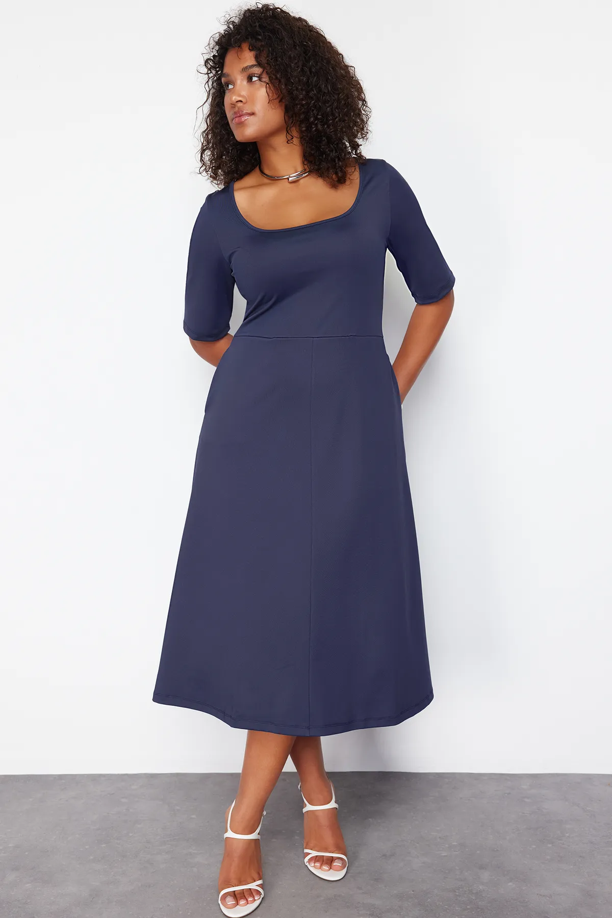 Trendyol Curve  Marineblaues, nachhaltigeres Midi-Strickkleid TBBSS24AH00168