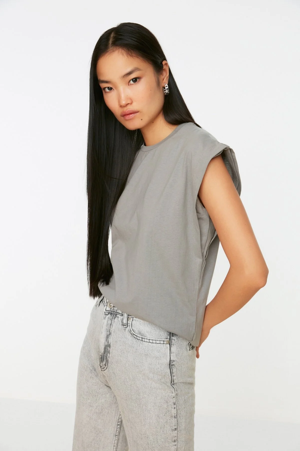 Trendyol Collection  Graues Basic-Strick-T-Shirt mit Rundhalsausschnitt aus 100 % Baumwollwatte TWOSS20TS0021
