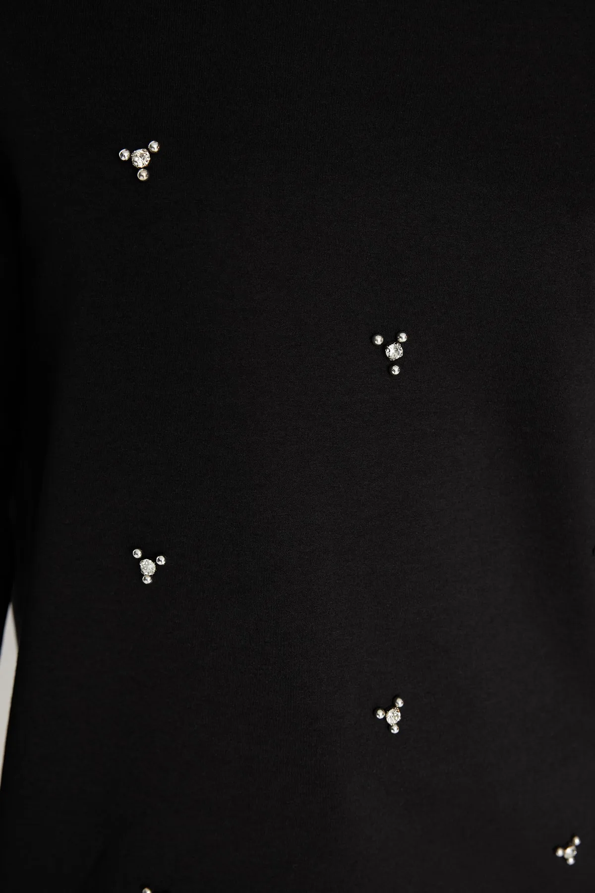 Trendyol Modest  Schwarze Stricktunika mit Rundhalsausschnitt und Steindetail TCTSS22TN0072