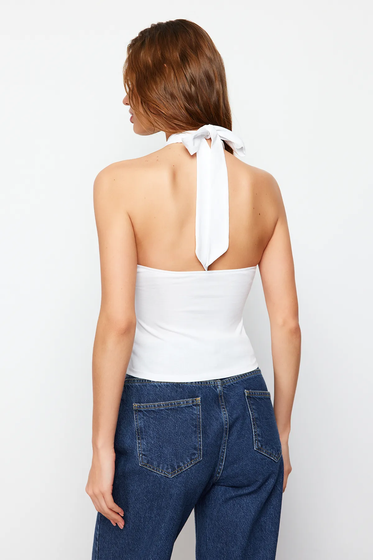 Trendyol Collection  Weiße Neckholder-Bluse mit figurbetonter Passform und Stretch-Strick TWOSS24BZ00459