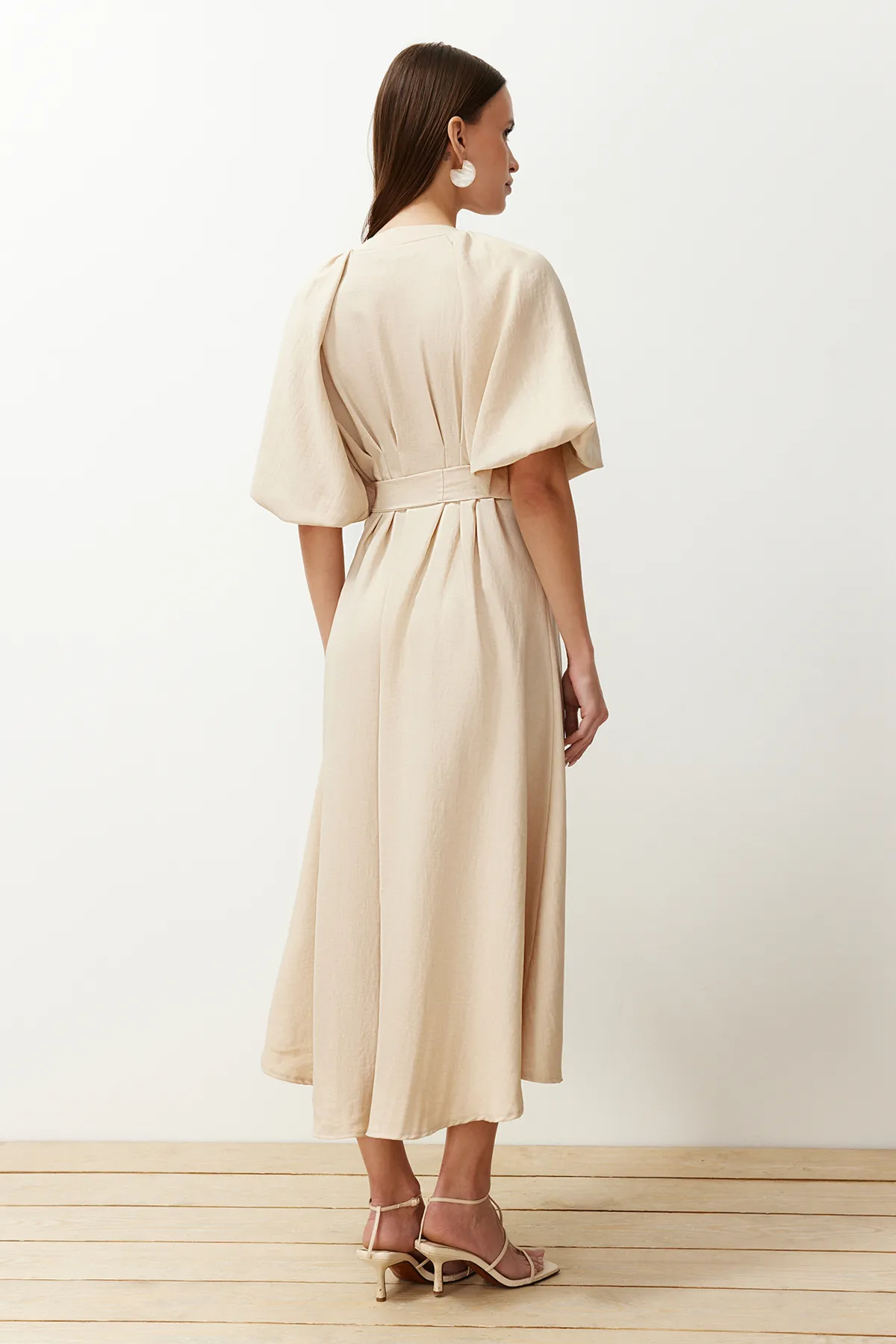 Trendyol Modest  Steinfarbenes, gewebtes Hemdkleid in Leinenoptik mit Gürtel und halblangen Ballonärmeln TCTSS24EB00014
