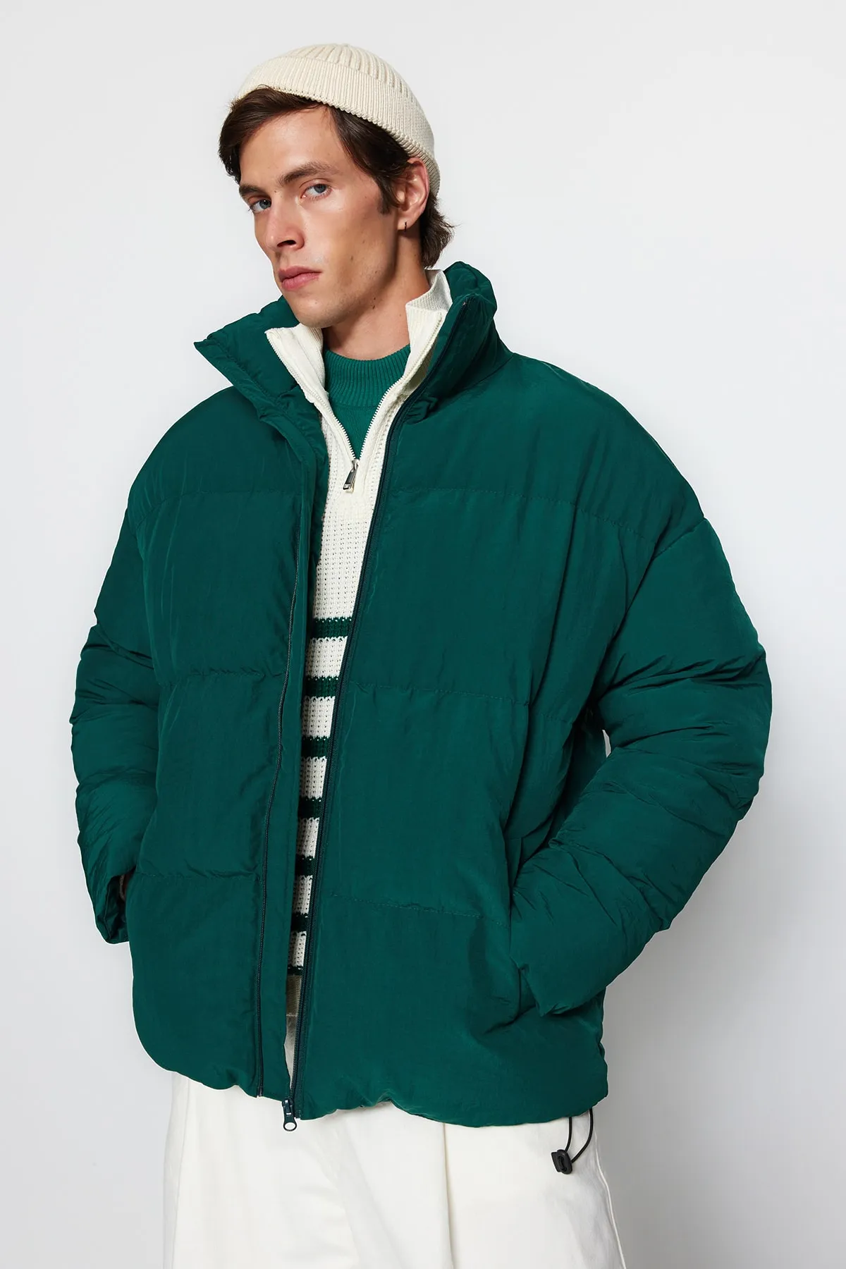 Trendyol Collection  Grüne Unisex-Pufferjacke in Oversize-Passform mit Stehkragen TMNAW24MO00003