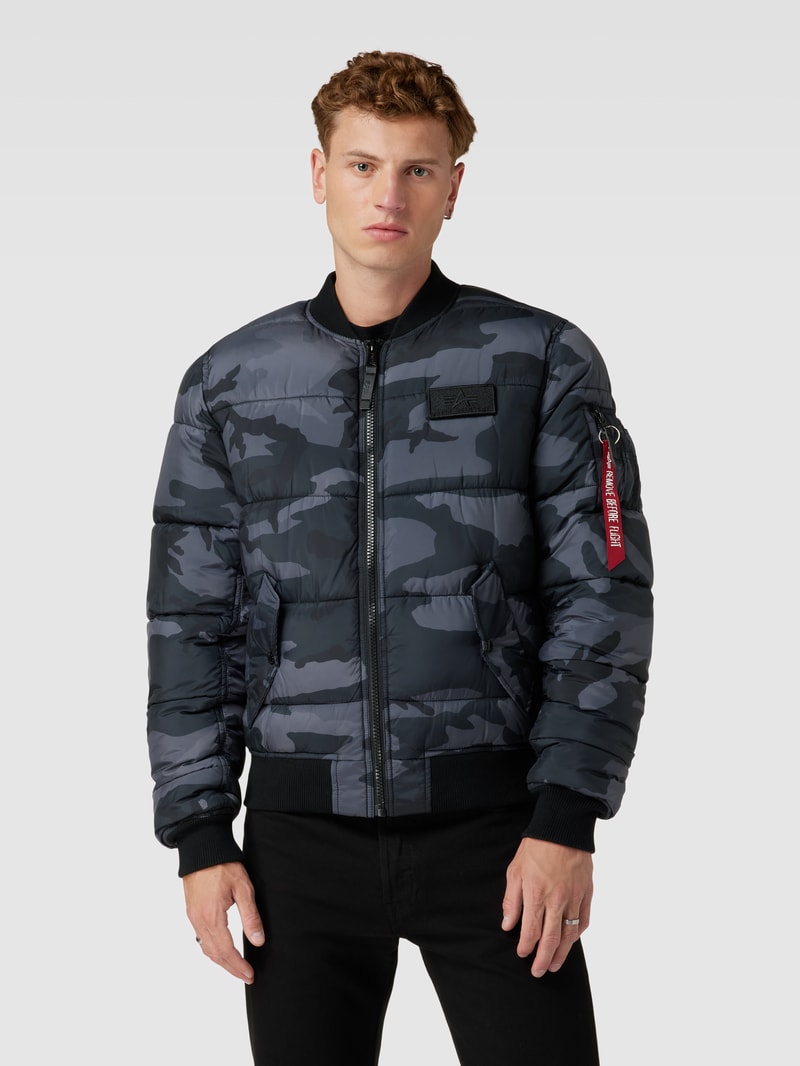 Steppjacke mit Camouflage-Muster in schwarz