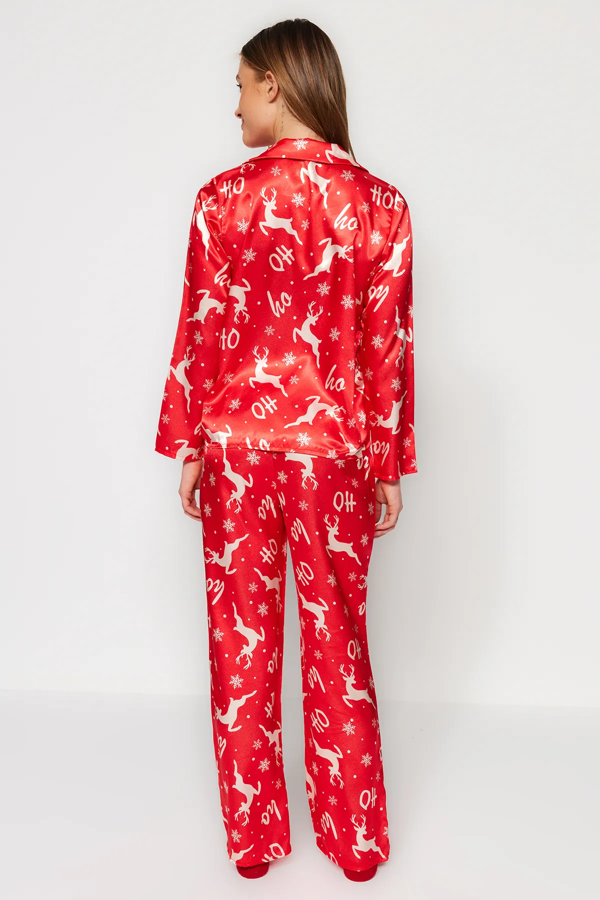 Trendyol Collection  Rotes, gewebtes Pyjama-Set aus Hemd und Hose aus Satin mit Neujahrsmotiv THMAW24PT00037