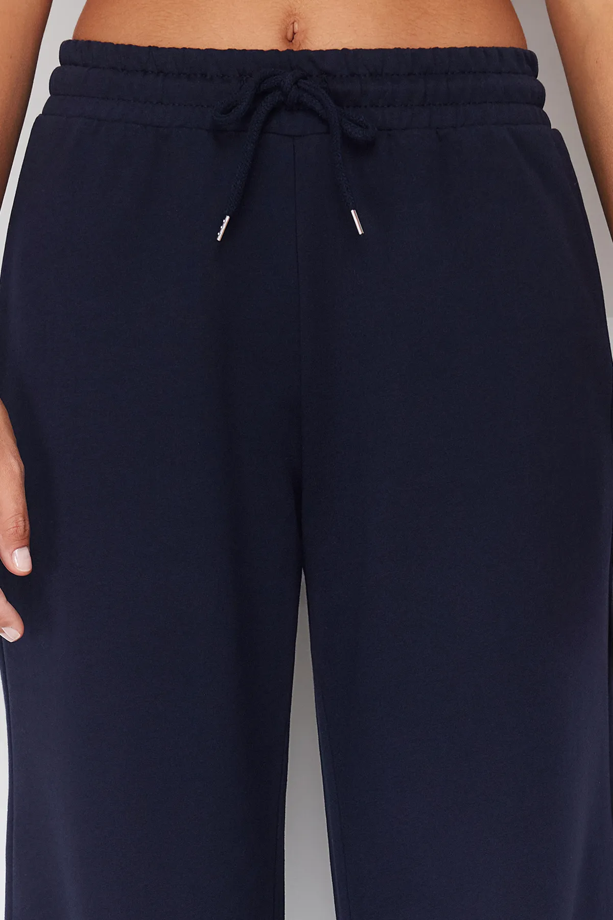 Trendyol Collection  Dunkelblaue Sport-Jogginghose mit weitem Bein und dünnem Strick TWOAW22EA0053