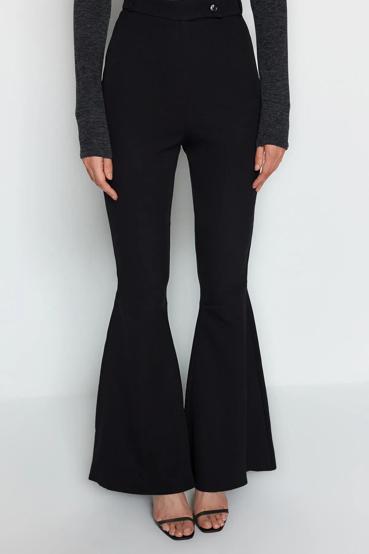 Trendyol Collection  Schwarze, gewebte Hose mit ausgestelltem Bein und ausgestelltem Bein TWOAW24PL00038