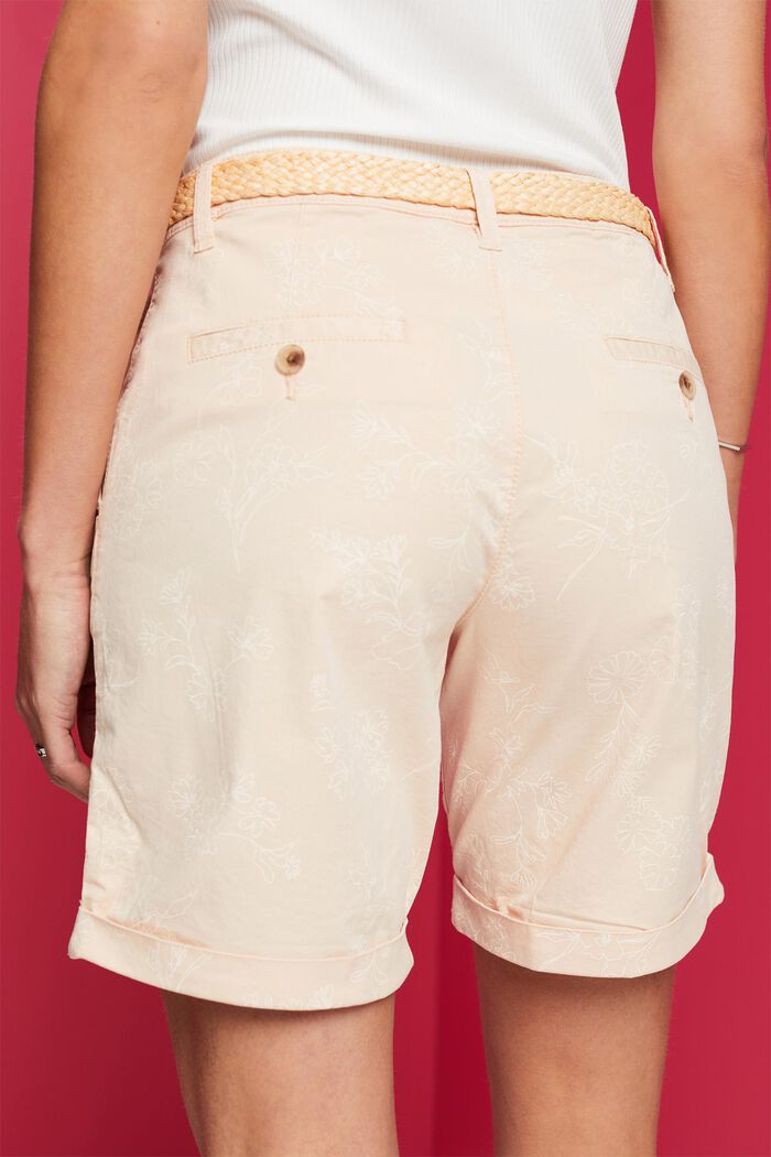 Gemusterte Shorts mit Flechtgürtel aus Raffiabast