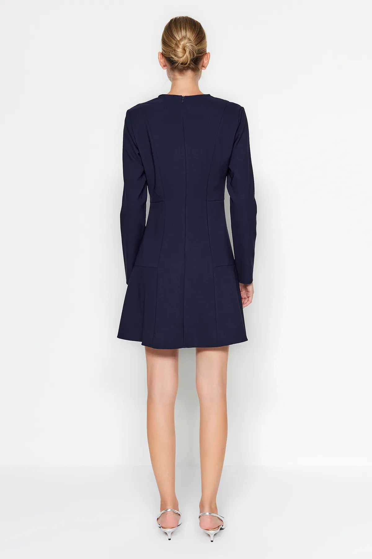 Trendyol Collection  Marineblaues, detailliertes Mini-Webkleid mit Kragen TWOAW24EL00464