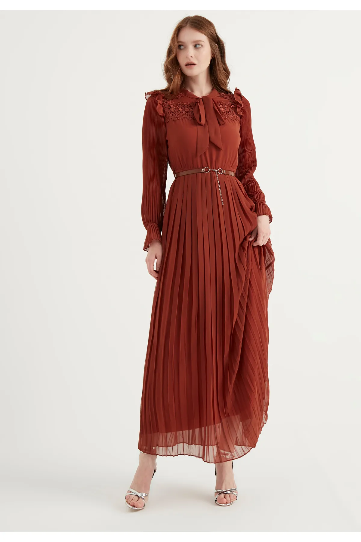 Herita  Plissiertes Maxikleid zum Binden vorne und Gürtel