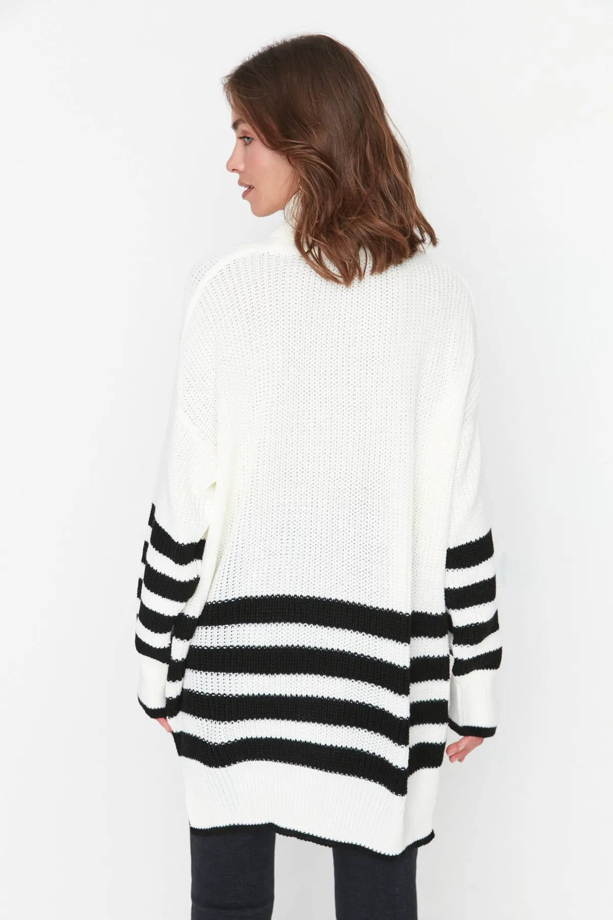 Trendyol Collection  Ecru gestreifter Oversize-Strickpullover TWOAW23KZ00005