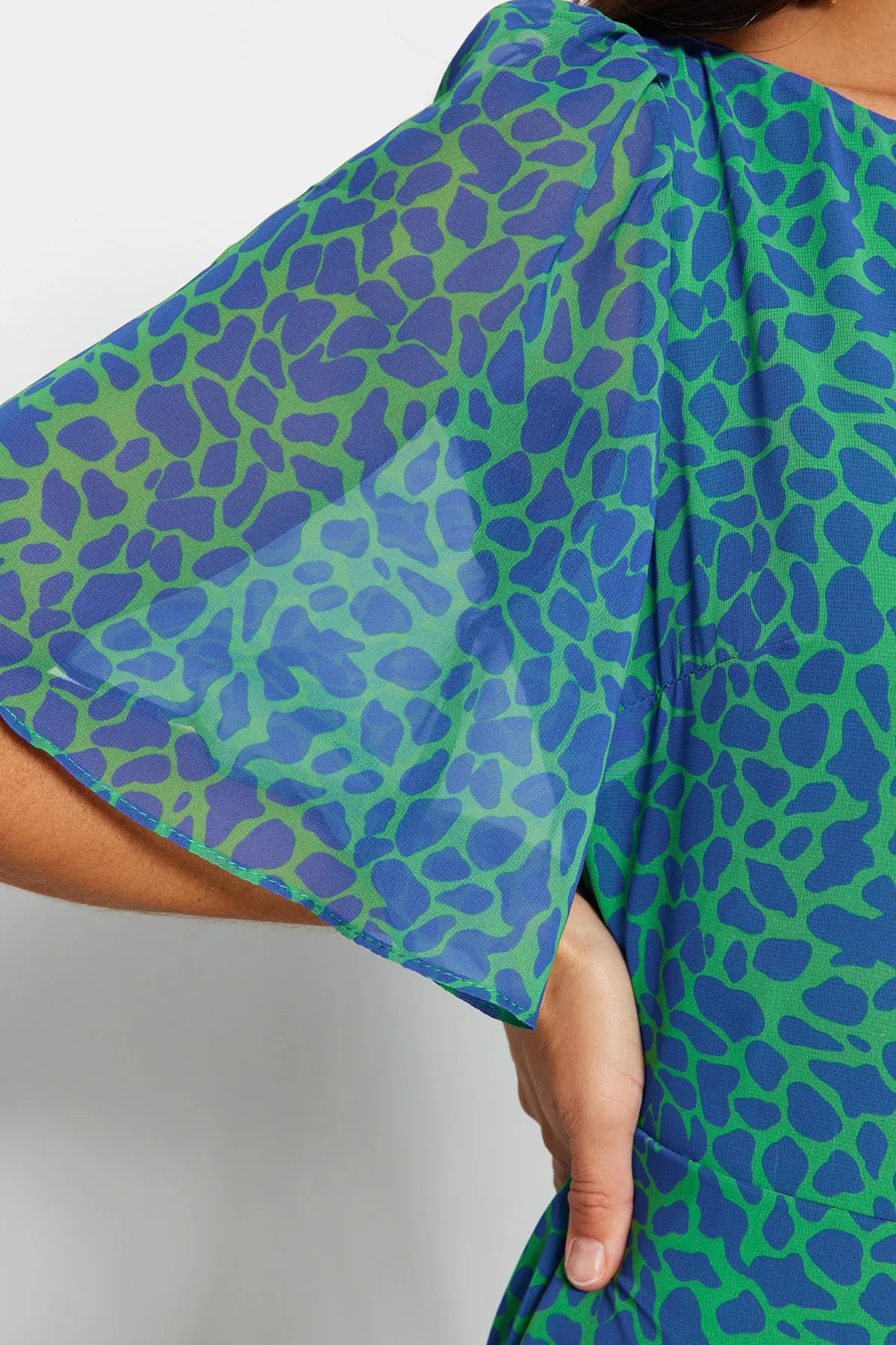 Trendyol Collection  Grün bedrucktes Webkleid TWOSS23EL01372