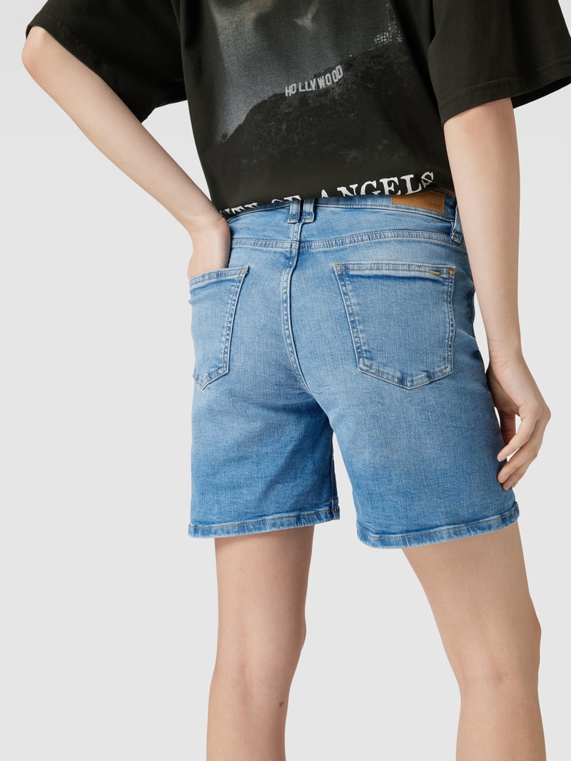 Jeansshorts mit Label-Patch in hellblau