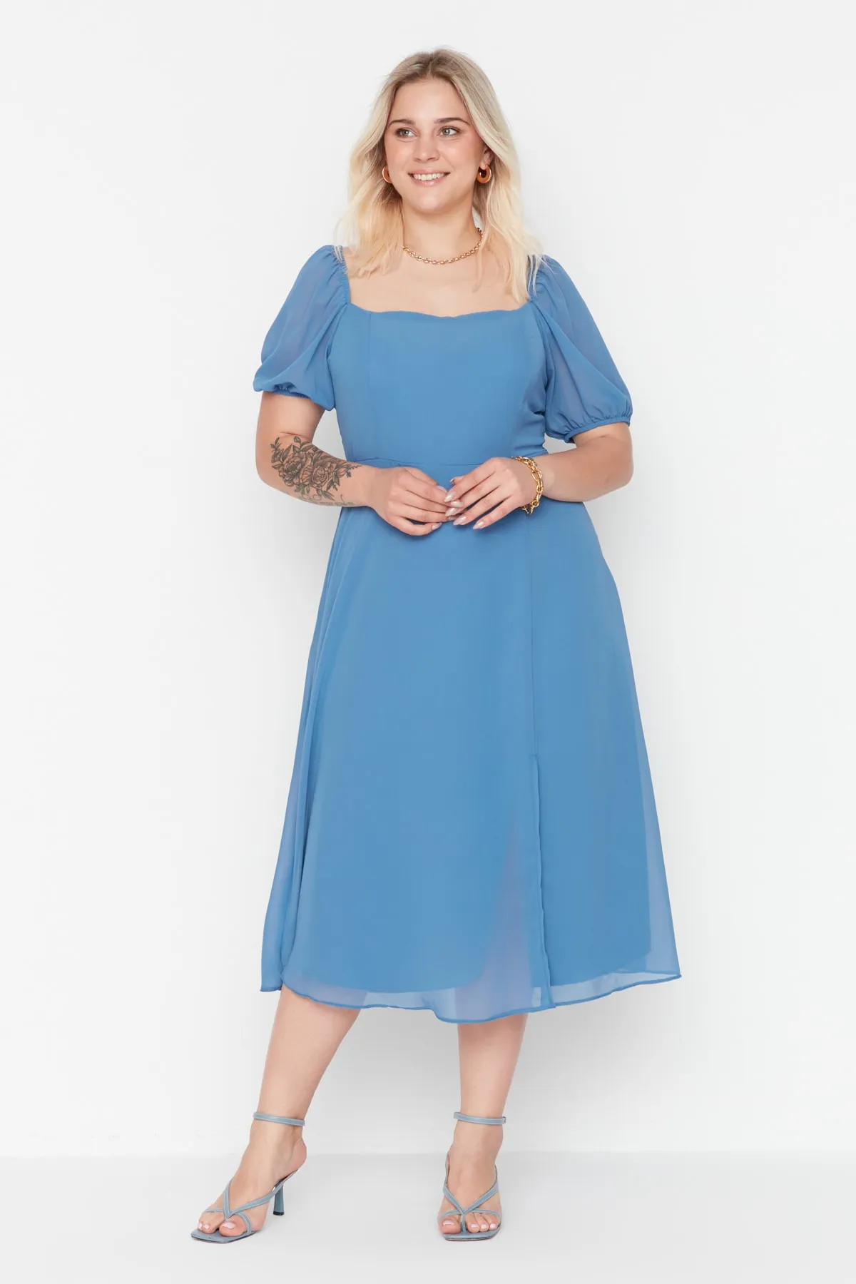 Trendyol Curve  Blaues gewebtes Kleid mit Schlitz TBBSS22AH0012