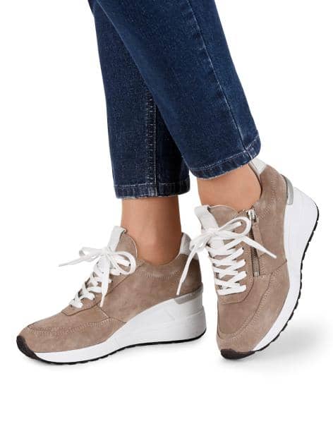 Schnürschuh mit extra hohem Keilabsatz