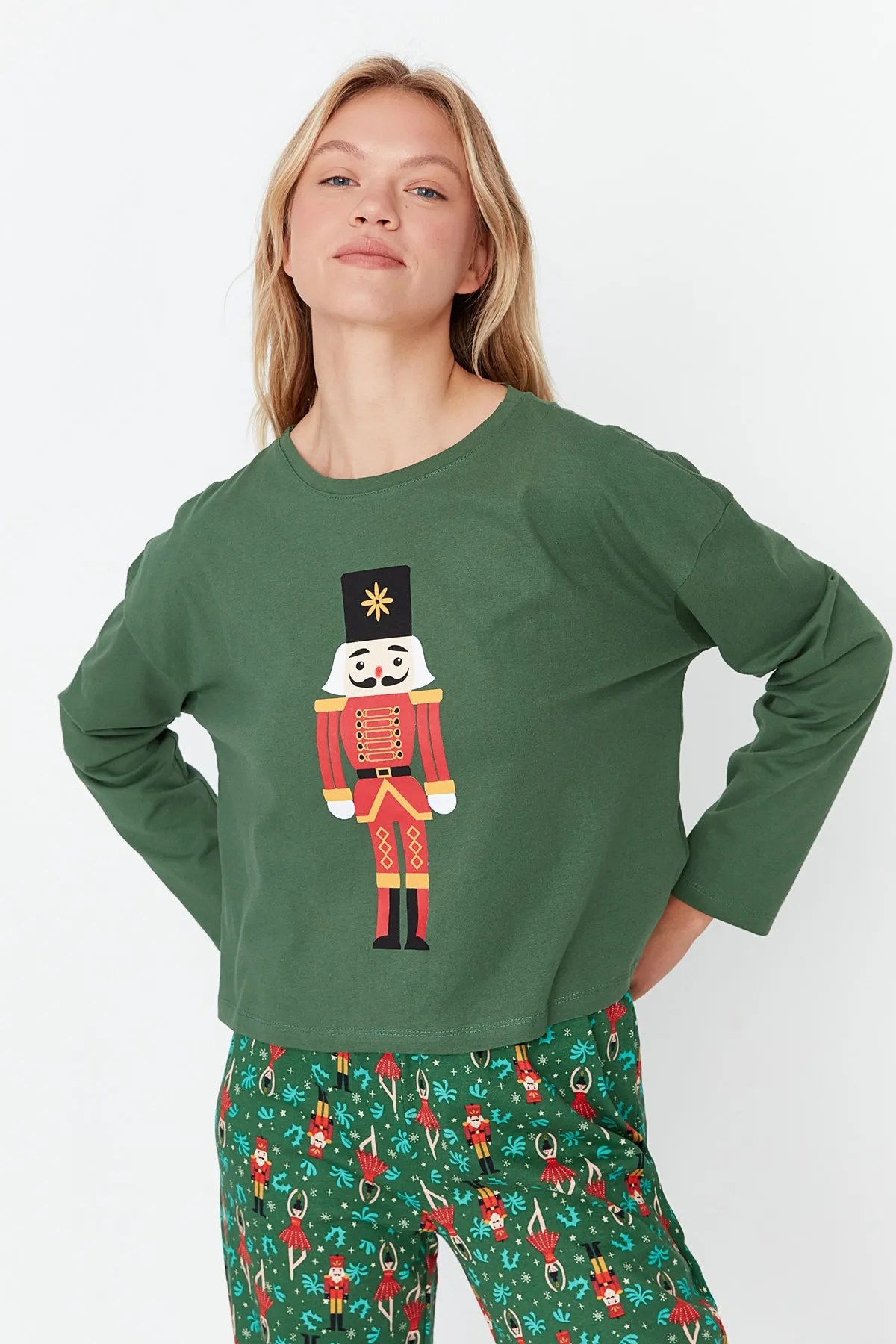 Trendyol Collection  Grünes Strick-Pyjama-Set aus 100 % Baumwolle mit Weihnachtsmotiv THMAW23PT00318