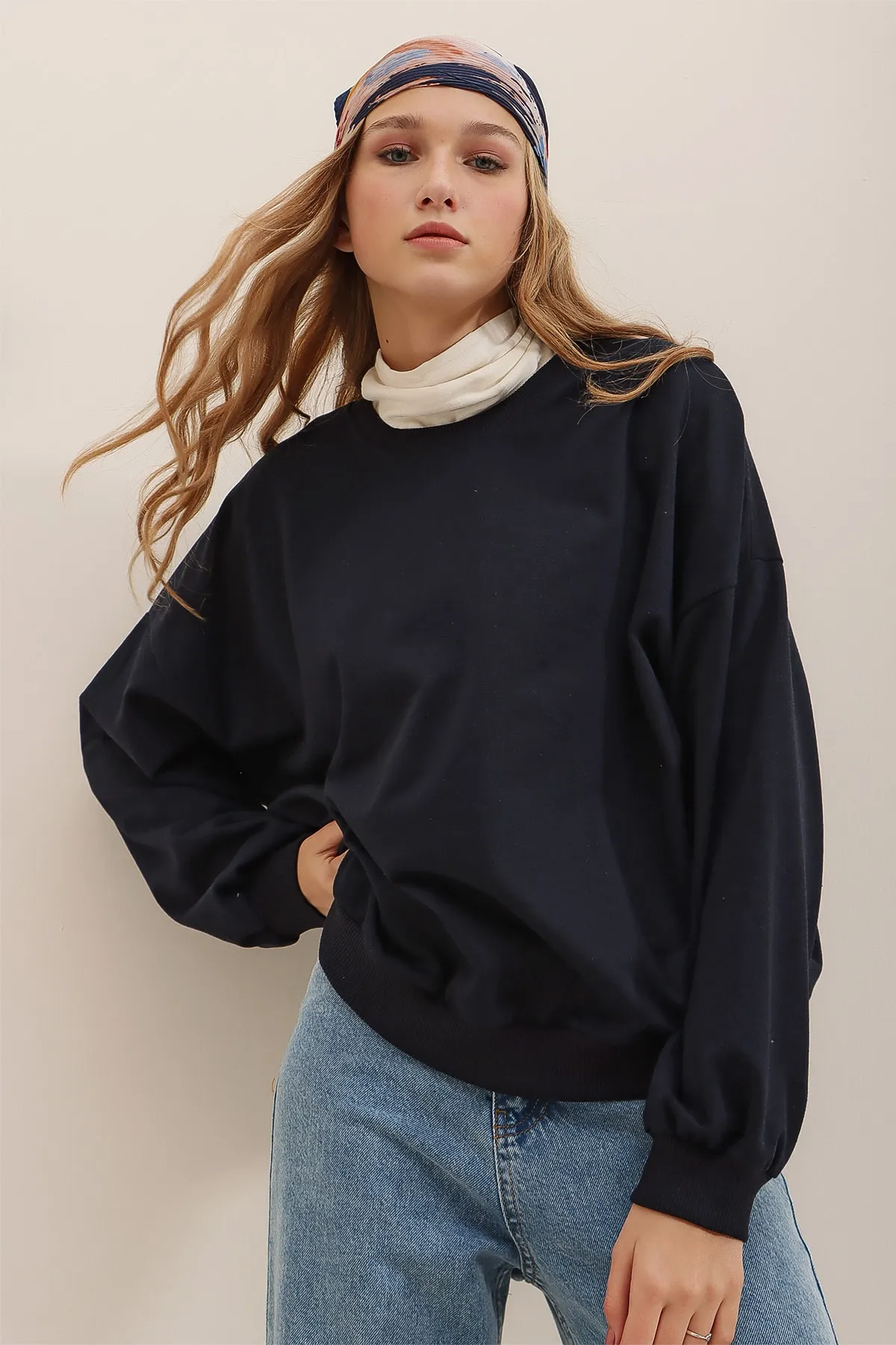 Trend Alaçatı Stili  Marineblaues Oversize-Sweatshirt mit Rundhalsausschnitt für Damen ALC-669-001