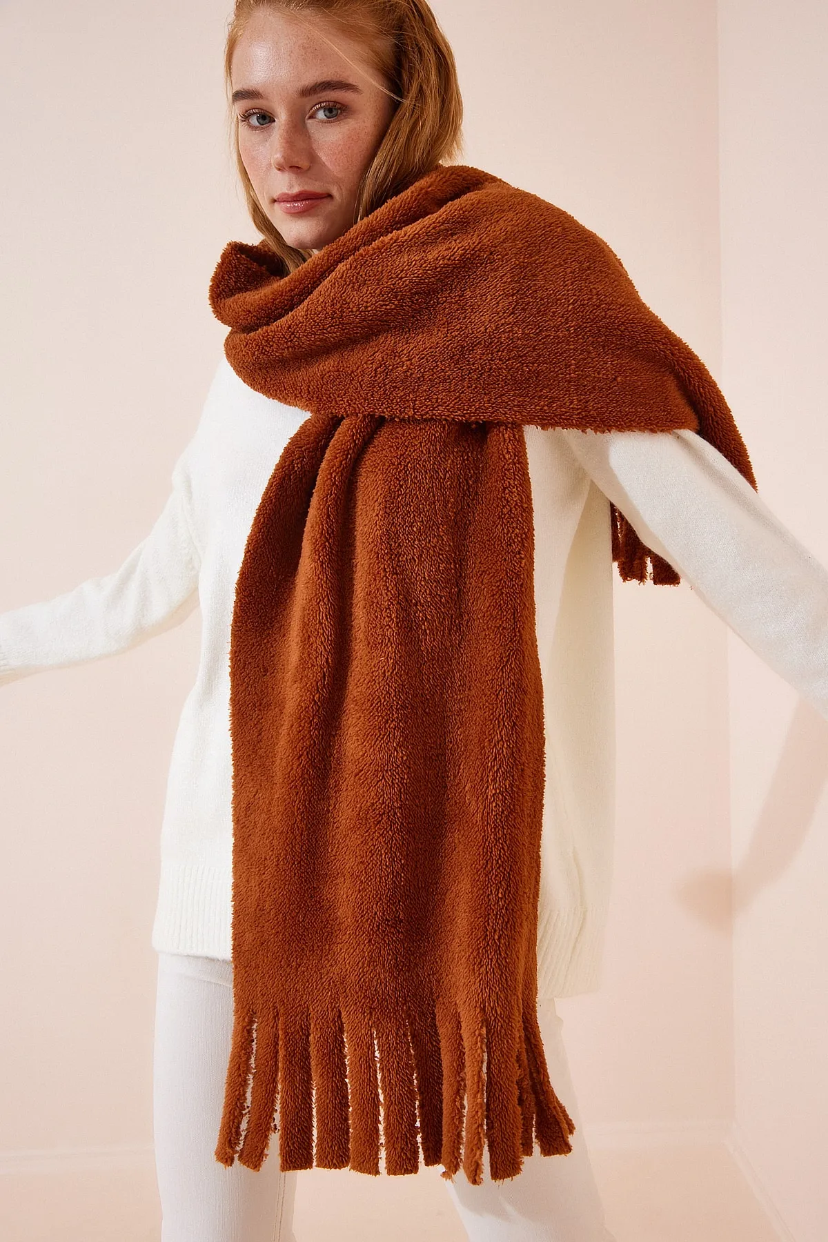 Happiness İstanbul  Hellbrauner Winter-Fleeceschal mit Quasten für Damen, PD00073