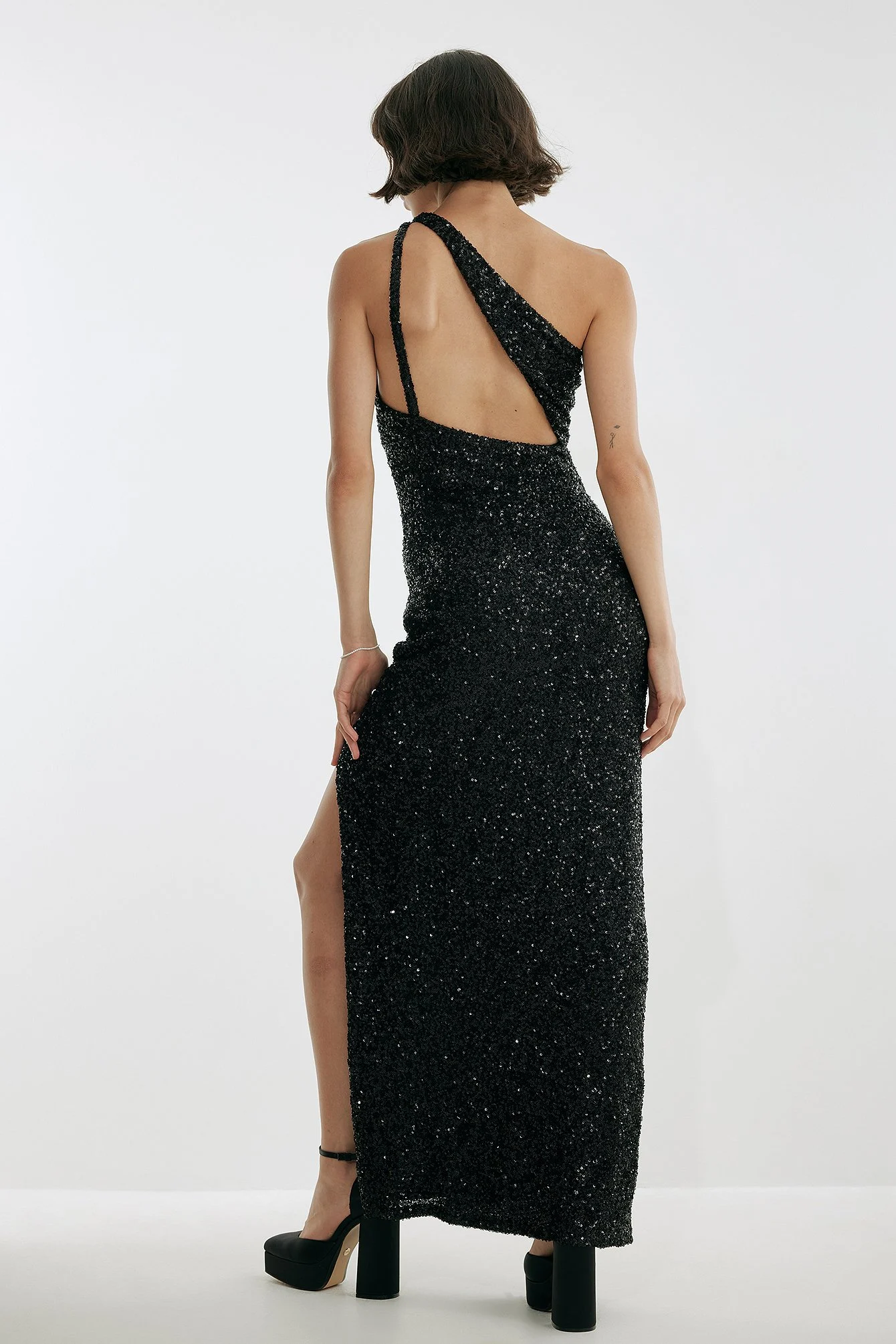 Paillettenkleid mit tiefem Ausschnitt