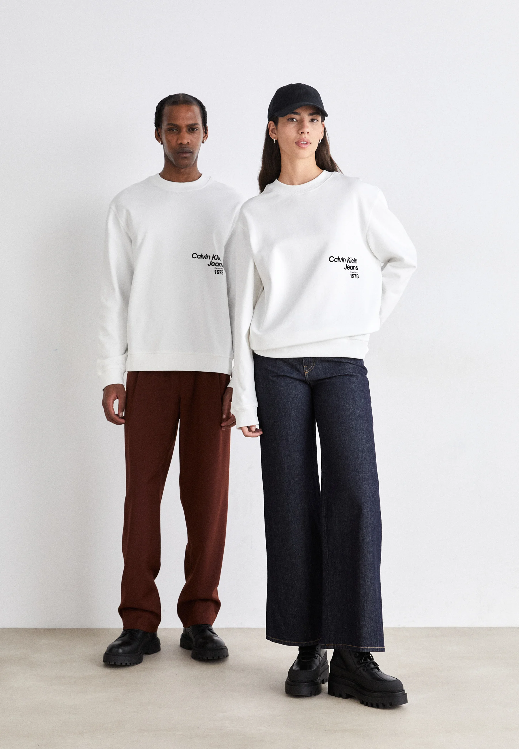 Sudadera unisex de cuello redondo con logotipo difuso de Calvin Klein Jeans