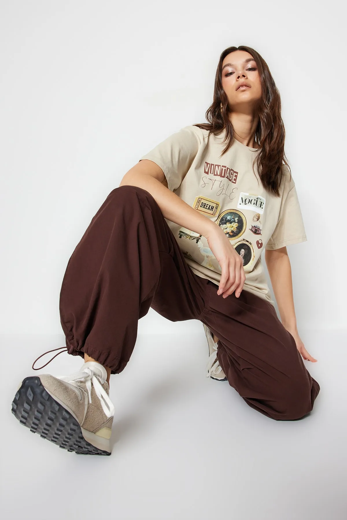 Trendyol Collection  Hochwertiges Stone-Strick-T-Shirt aus 100 % Baumwolle mit Print in Übergröße/weiter Passform und Rundhalsausschnitt TWOSS23TS00282