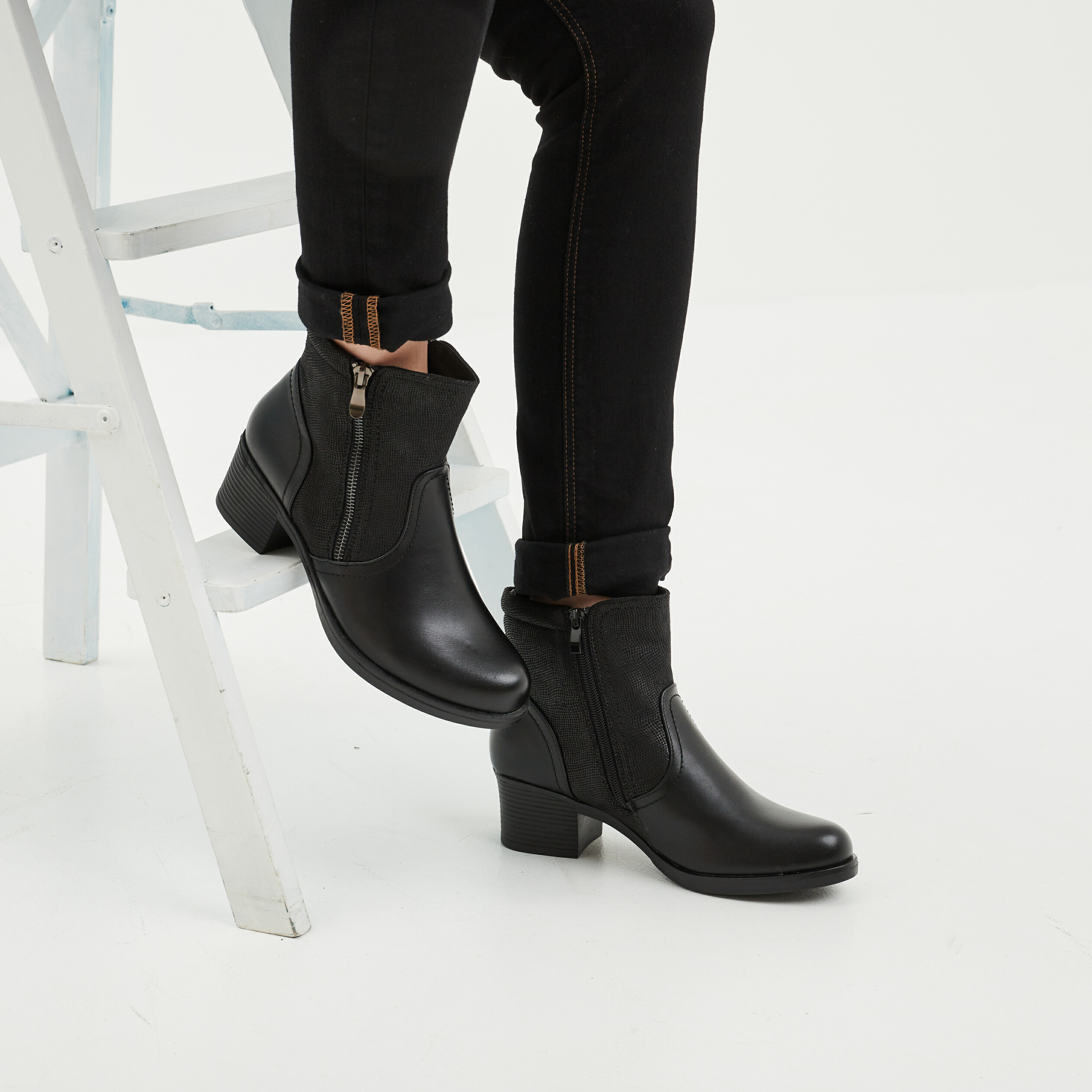 Bottines doublées et zippées pied large noir femme | La Halle