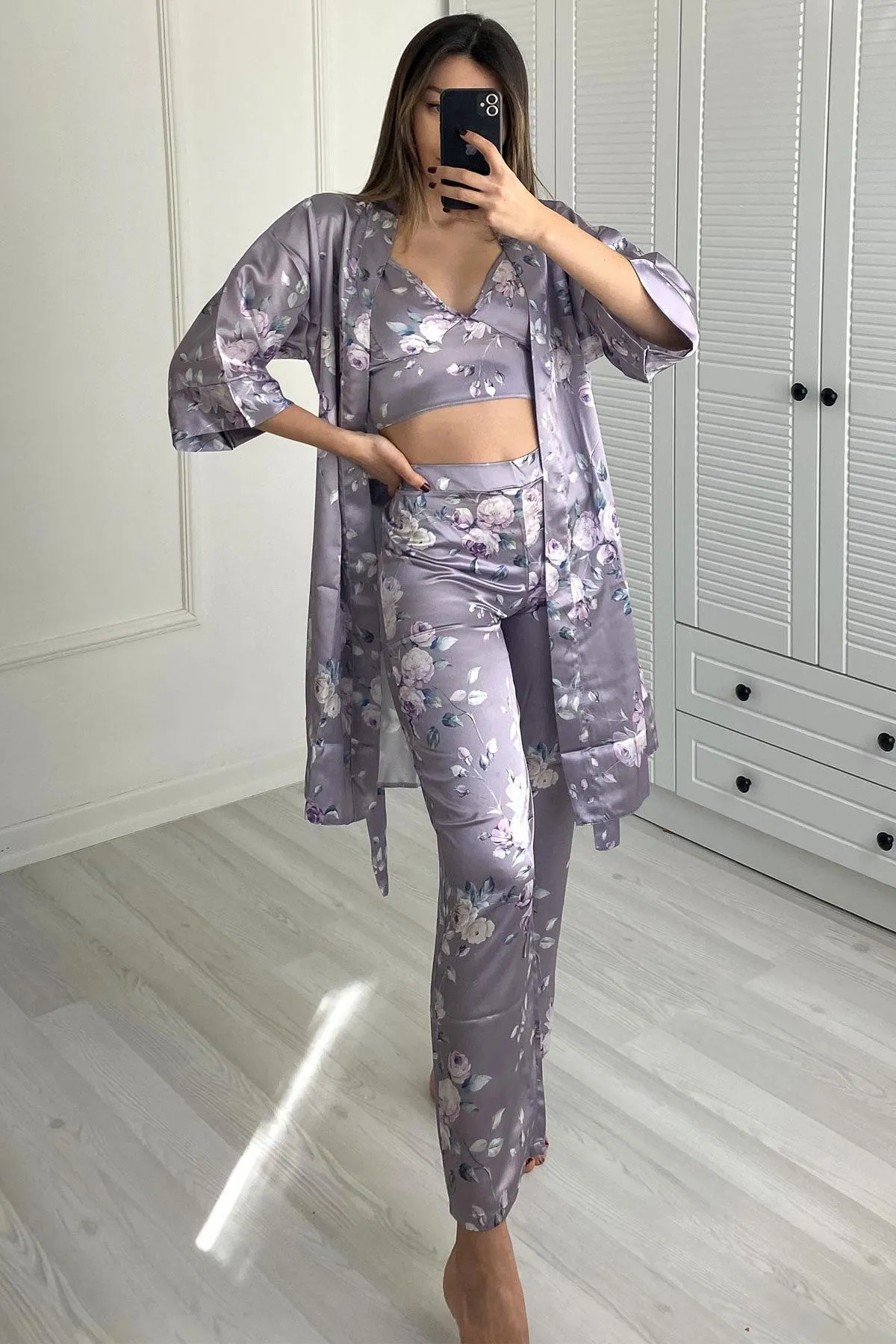 C&City  045 Gemustertes 3-teiliges Satin-Pyjama-Set für Damen in Grau