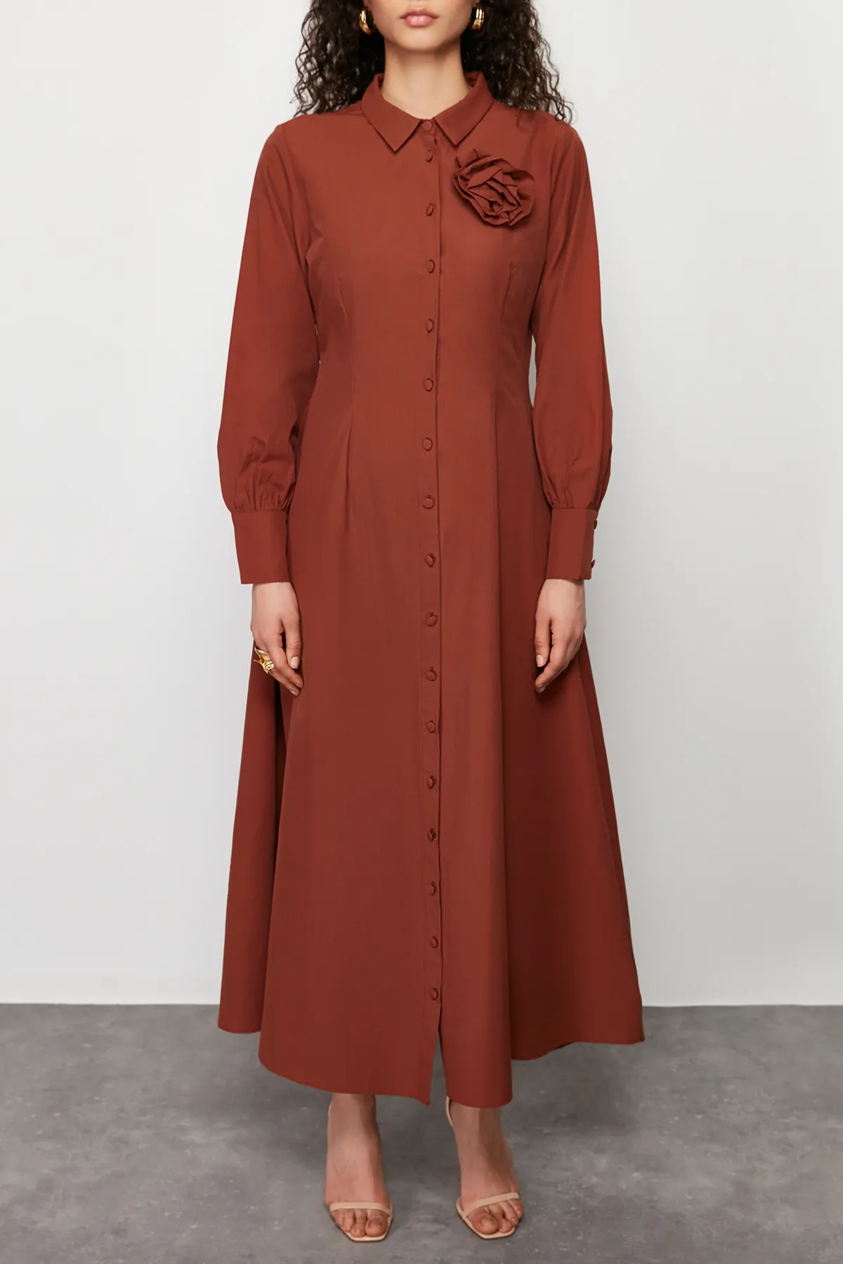 Trendyol Modest  Braunes gewebtes Hemdblusenkleid mit Blumendetail TCTSS24EB00029