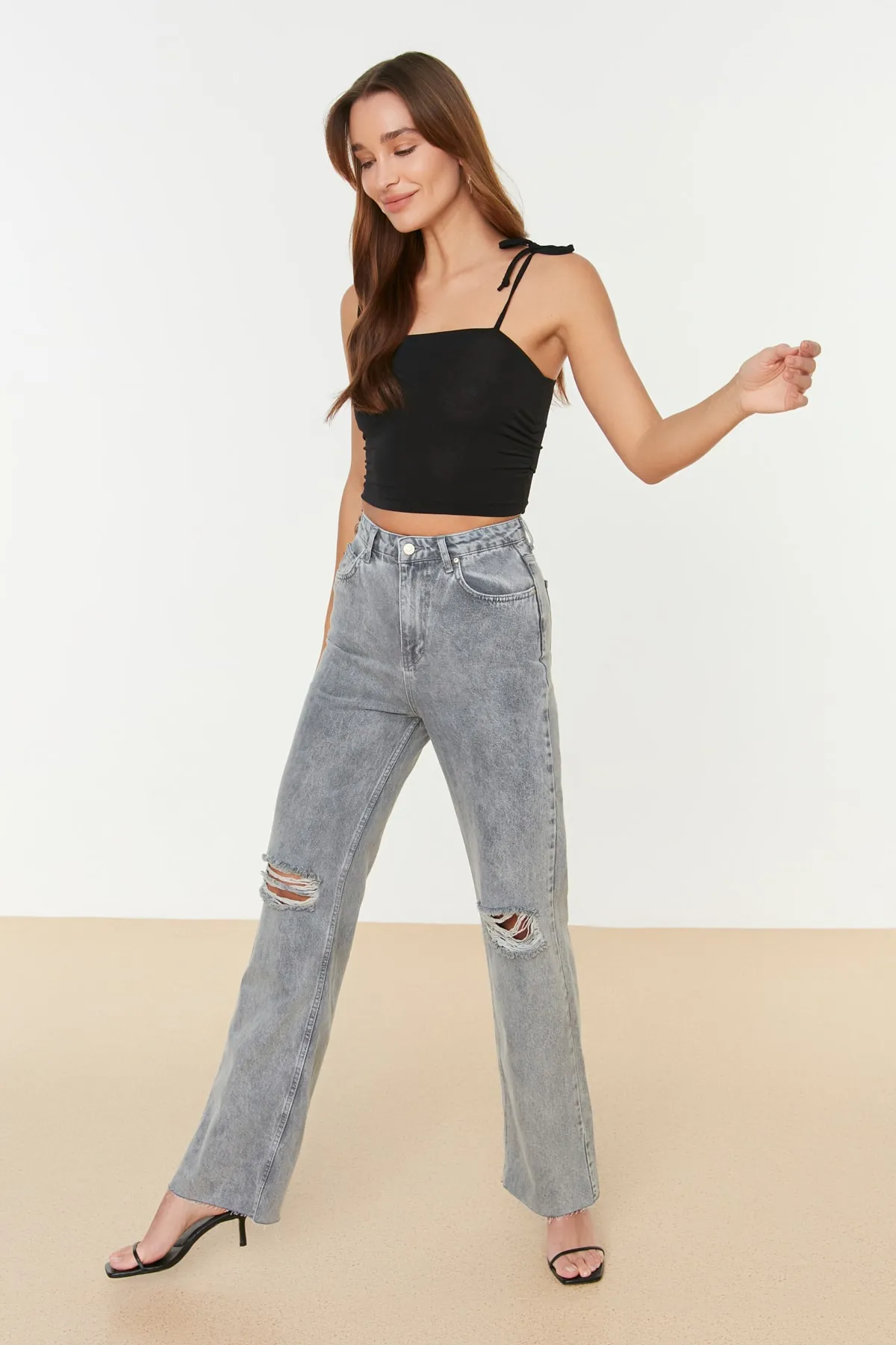 Trendyol Collection  Schwarzes figurbetontes, kurzes, flexibles Strick-Tanktop mit Trägern TWOSS21AL0115