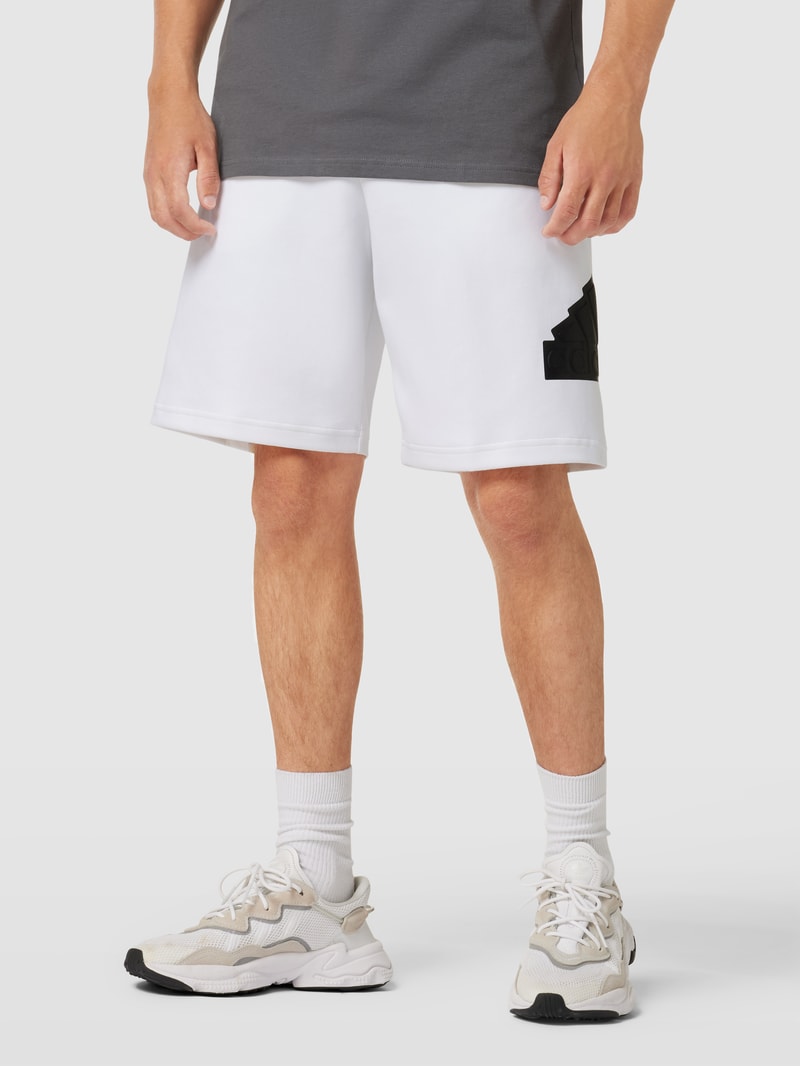 Shorts mit elastischem Bund in weiß