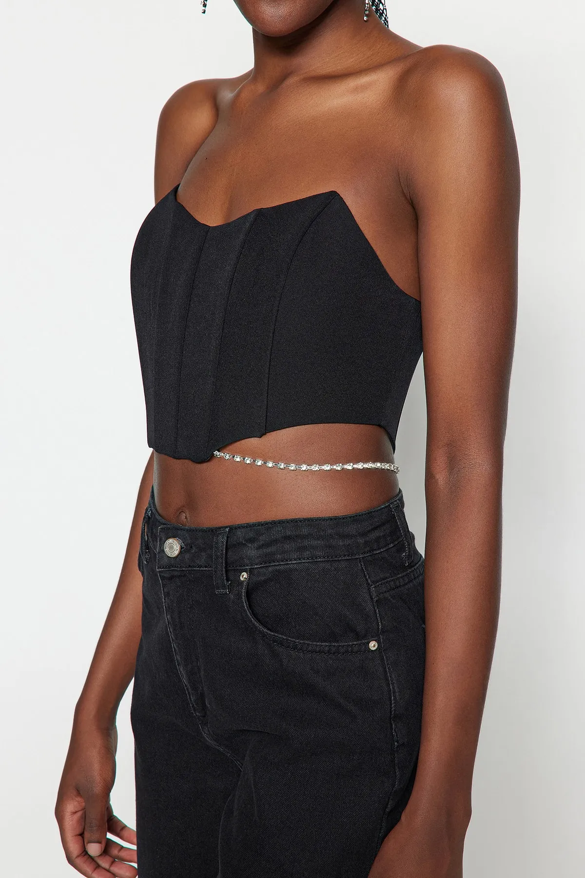 Trendyol Collection  Schwarzes Bustier mit kurzem Futter und gewebten Accessoires TPRSS23BS00035