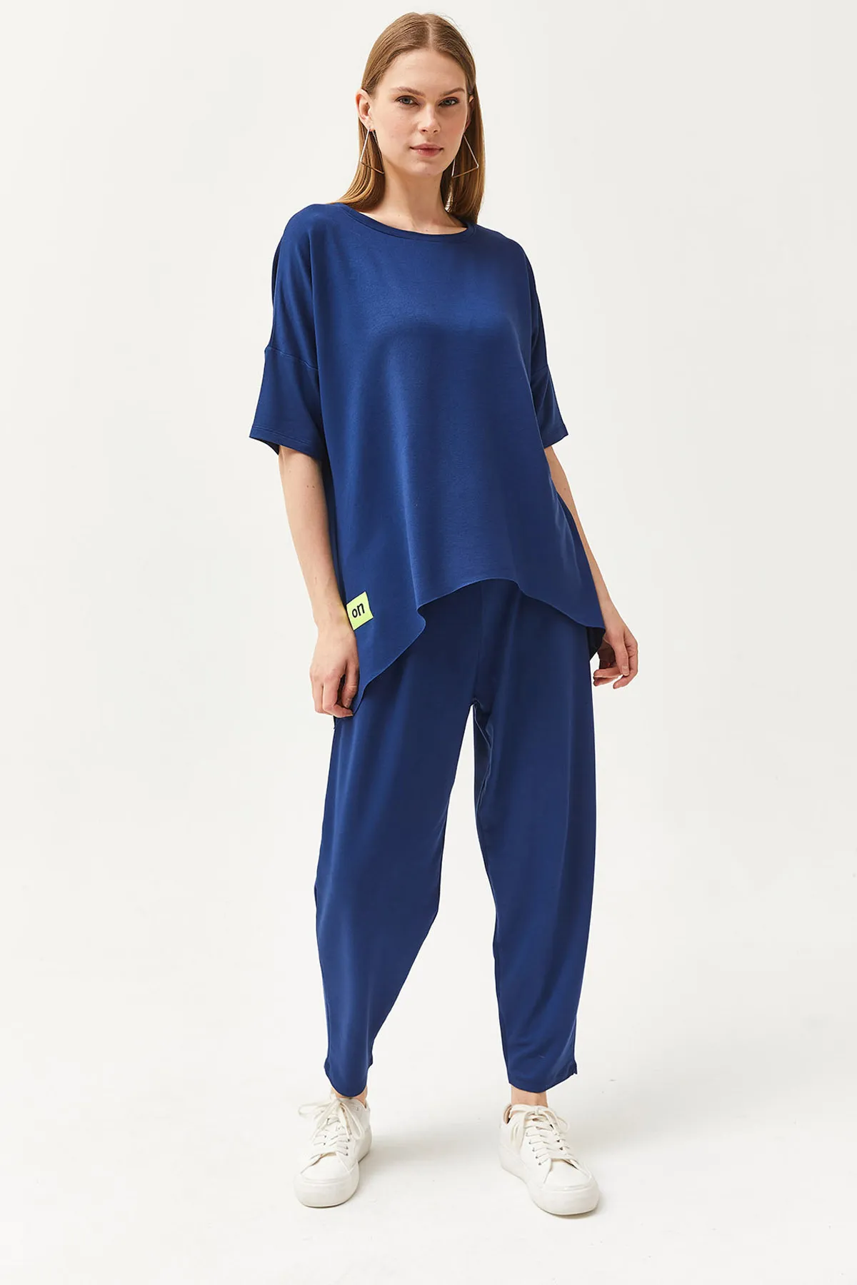 Olalook  Marineblaue asymmetrische Bluse für Damen, weiche Struktur, Oberteil mit Kristallen, Anzug TKM-19000269