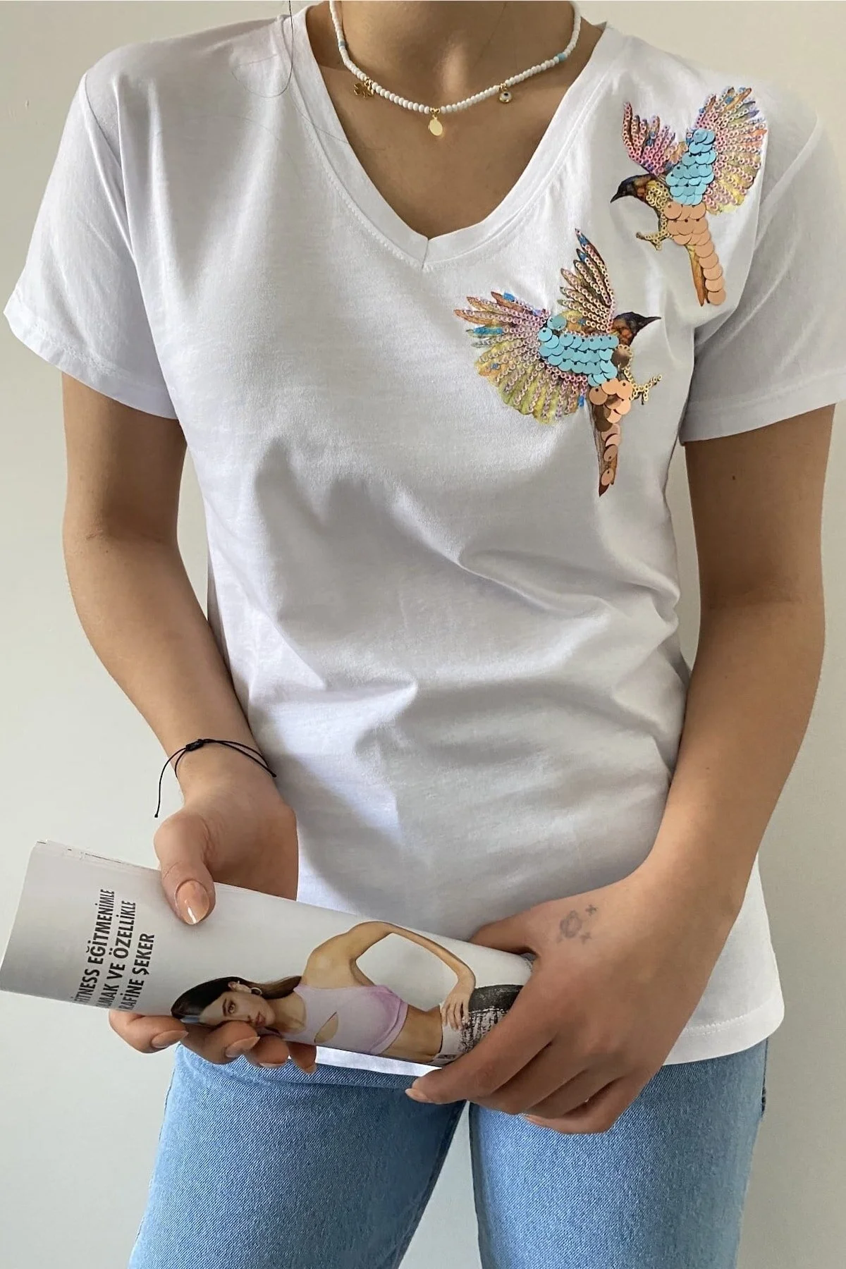 FEMELLE  Weißes T-Shirt für Damen mit V-Ausschnitt, Schulterpartie und Vogel-Pailletten-Stickerei, 100 % Baumwolle