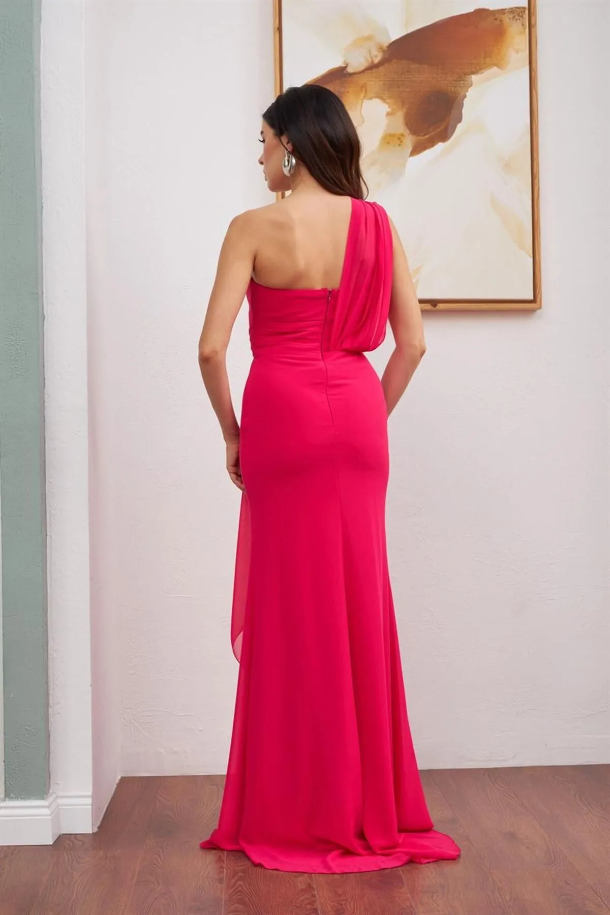 Carmen  Langes Abendkleid aus fuchsiafarbenem Chiffon mit One-Shoulder-Schlitz und Schlitz