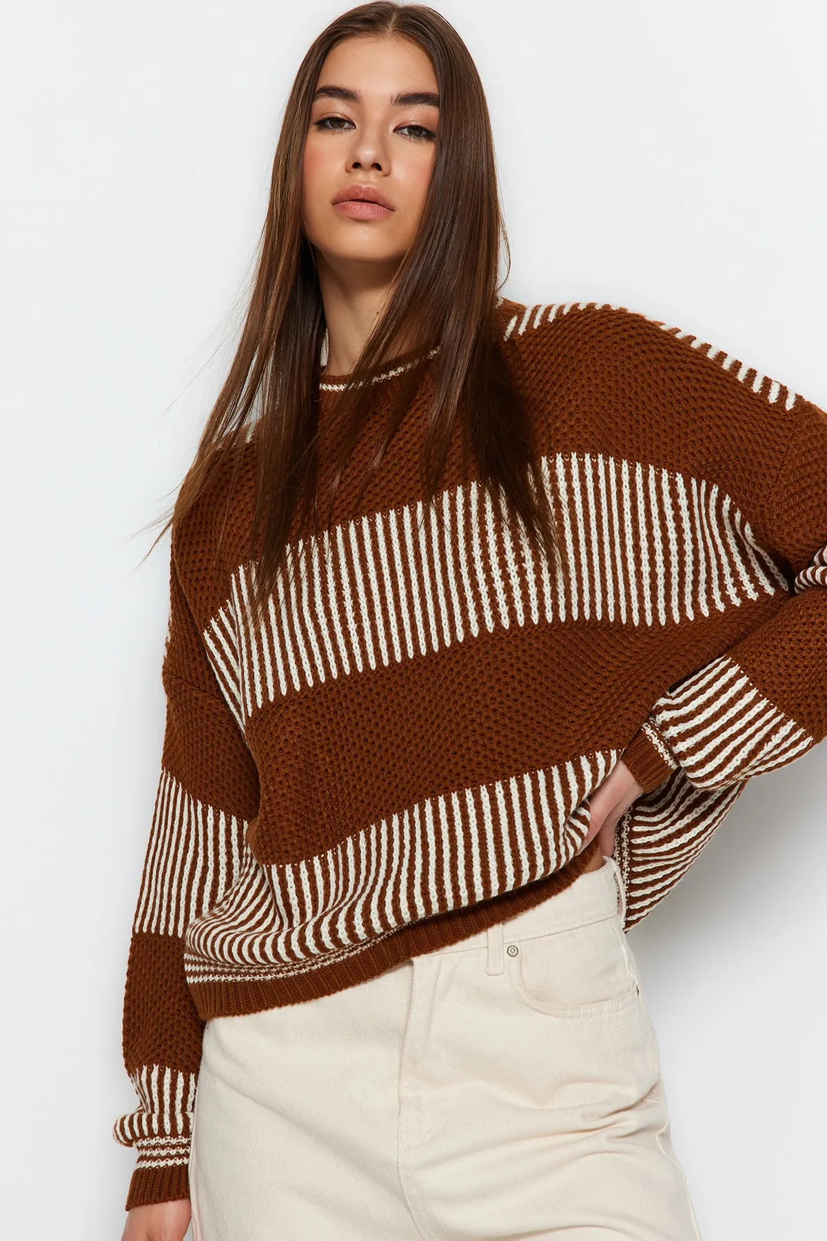Trendyol Collection  Brauner Strickpullover mit Farbblockdesign TWOAW23KZ00012