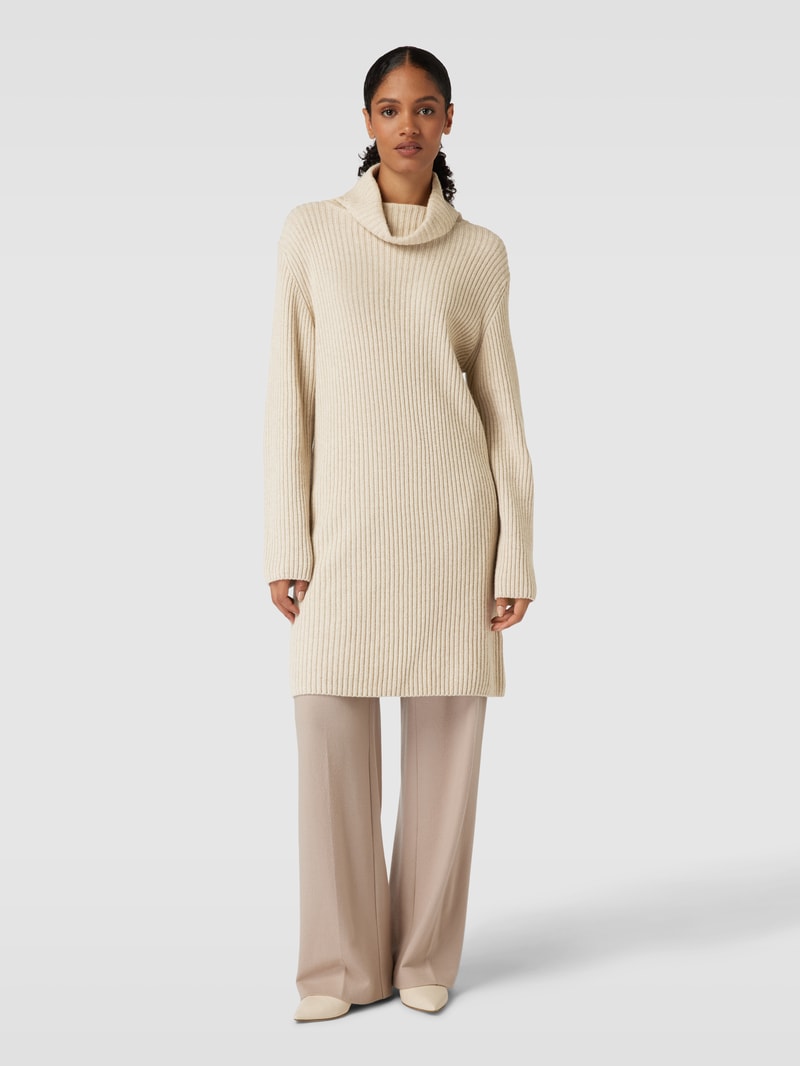 Strickkleid mit Rollkragen in sand