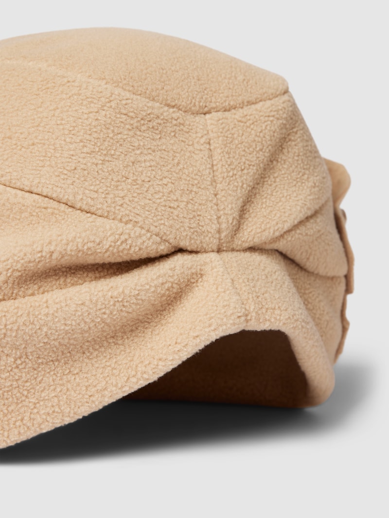 Mütze mit Applikation in beige