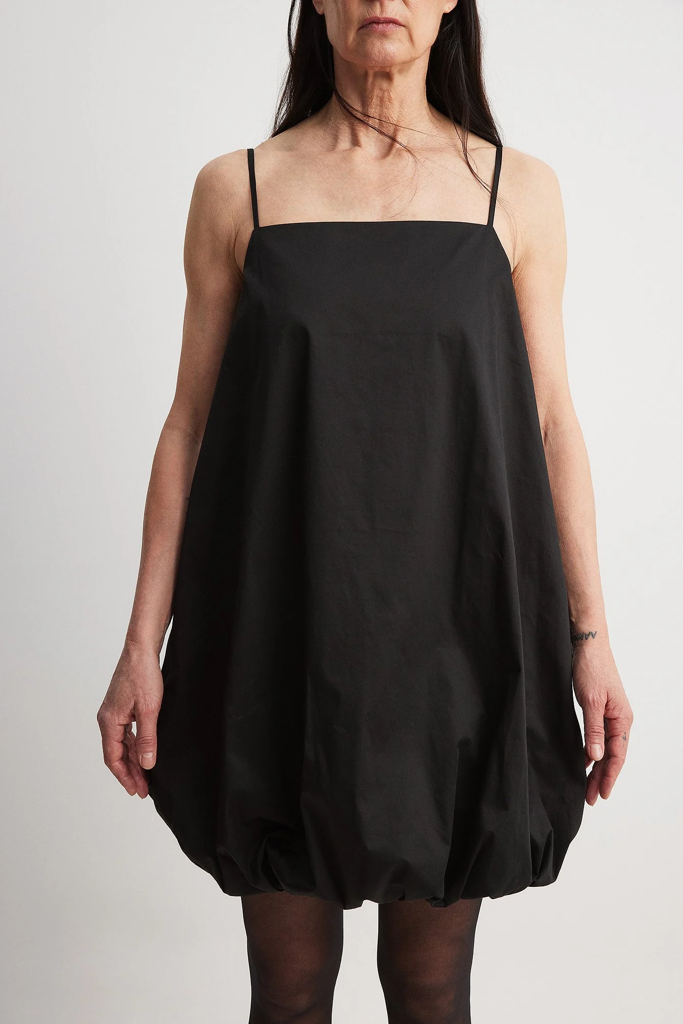 Minikleid mit dünnen Trägern und weitem Rock