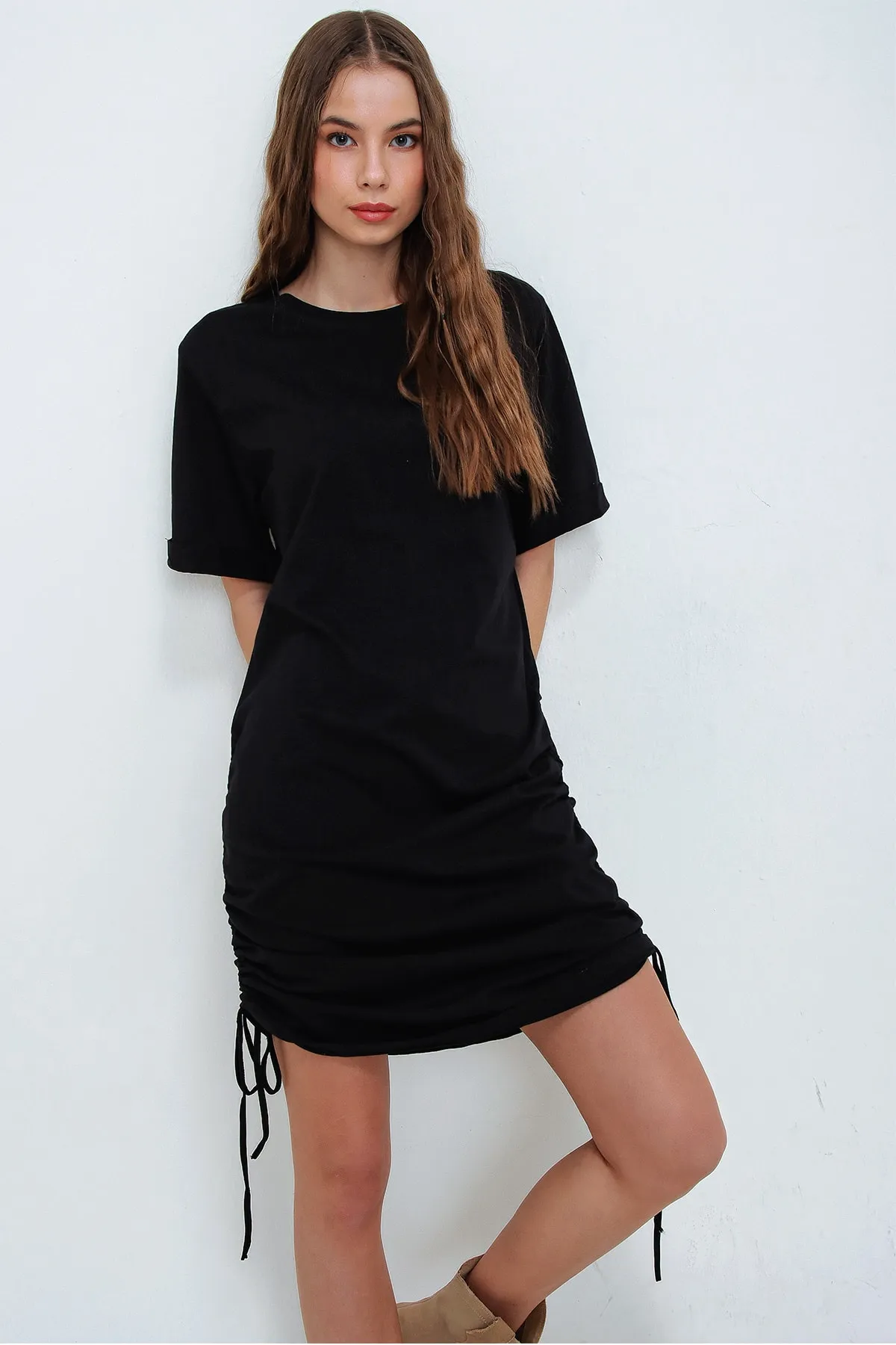 Trend Alaçatı Stili  Schwarzes gerafftes Midikleid mit Rundhalsausschnitt für Damen ALC-X5953