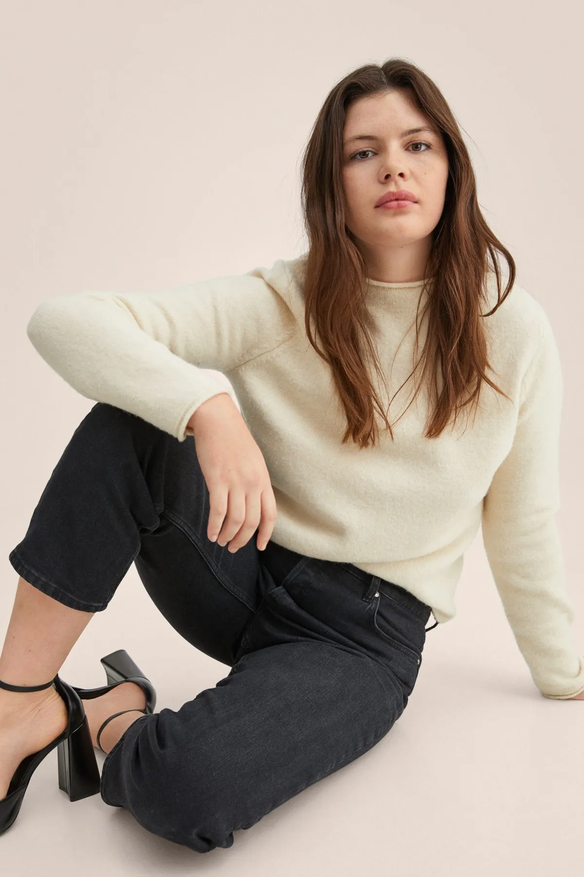 MANGO  Damenjeans aus schwarzem Denim 27091144