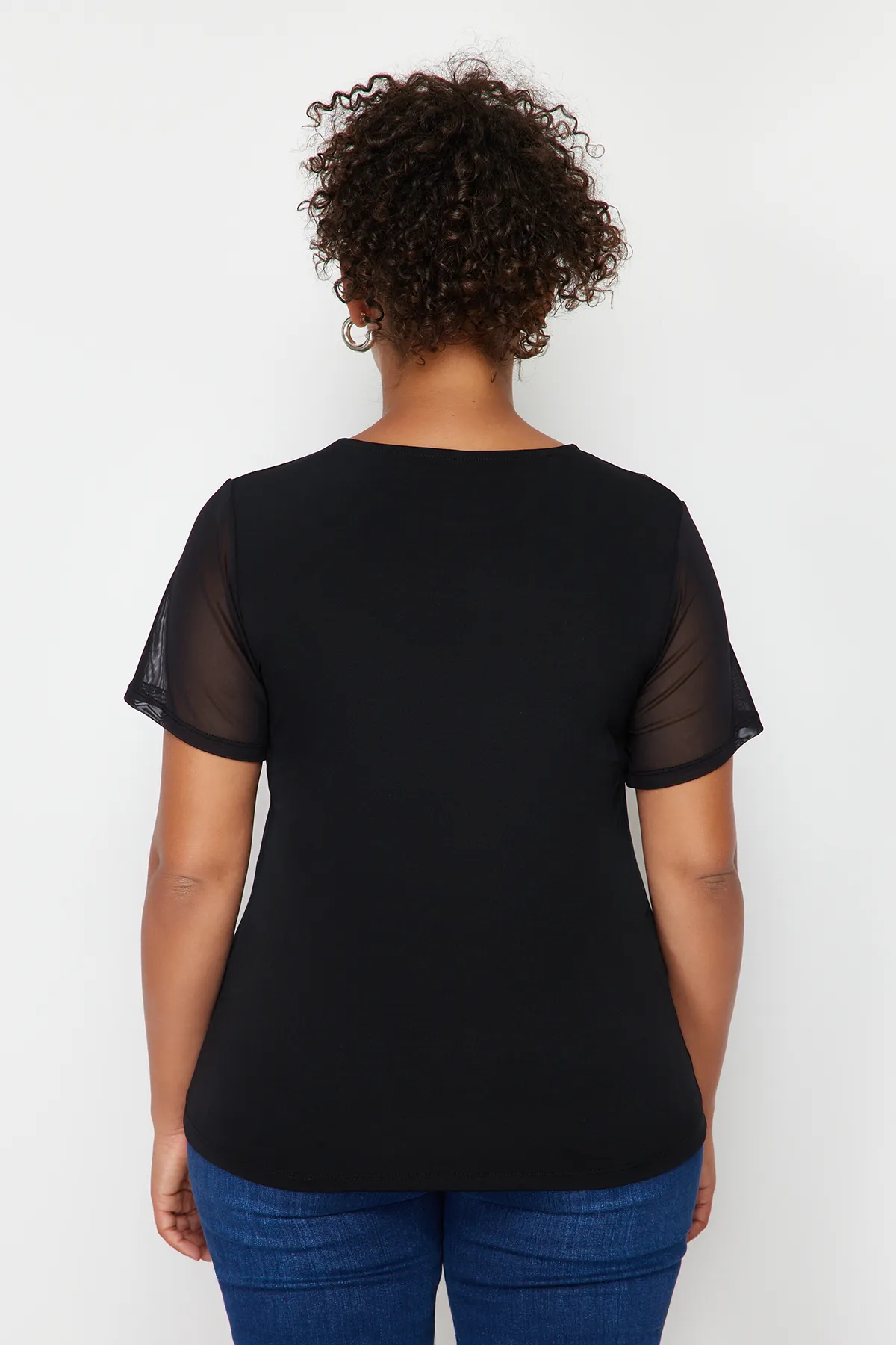 Trendyol Curve  Schwarze Strickbluse mit Herzkragen und Mesh-Details TBSSS24AF00046