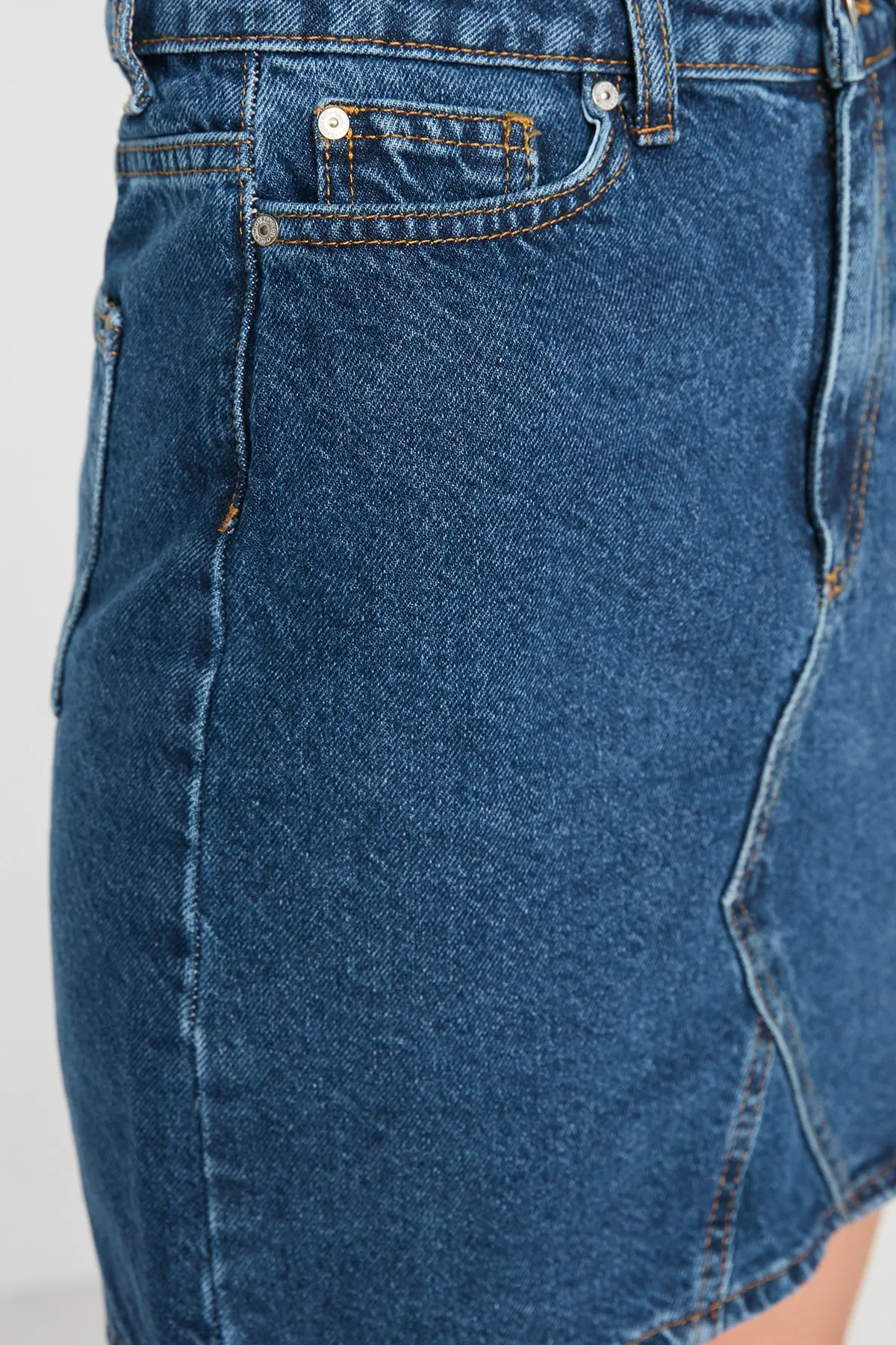 Trendyol Collection  Indigoblauer Mini-Jeansrock mit hoher Taille und Basic-Nähten TWOSS20ET0151