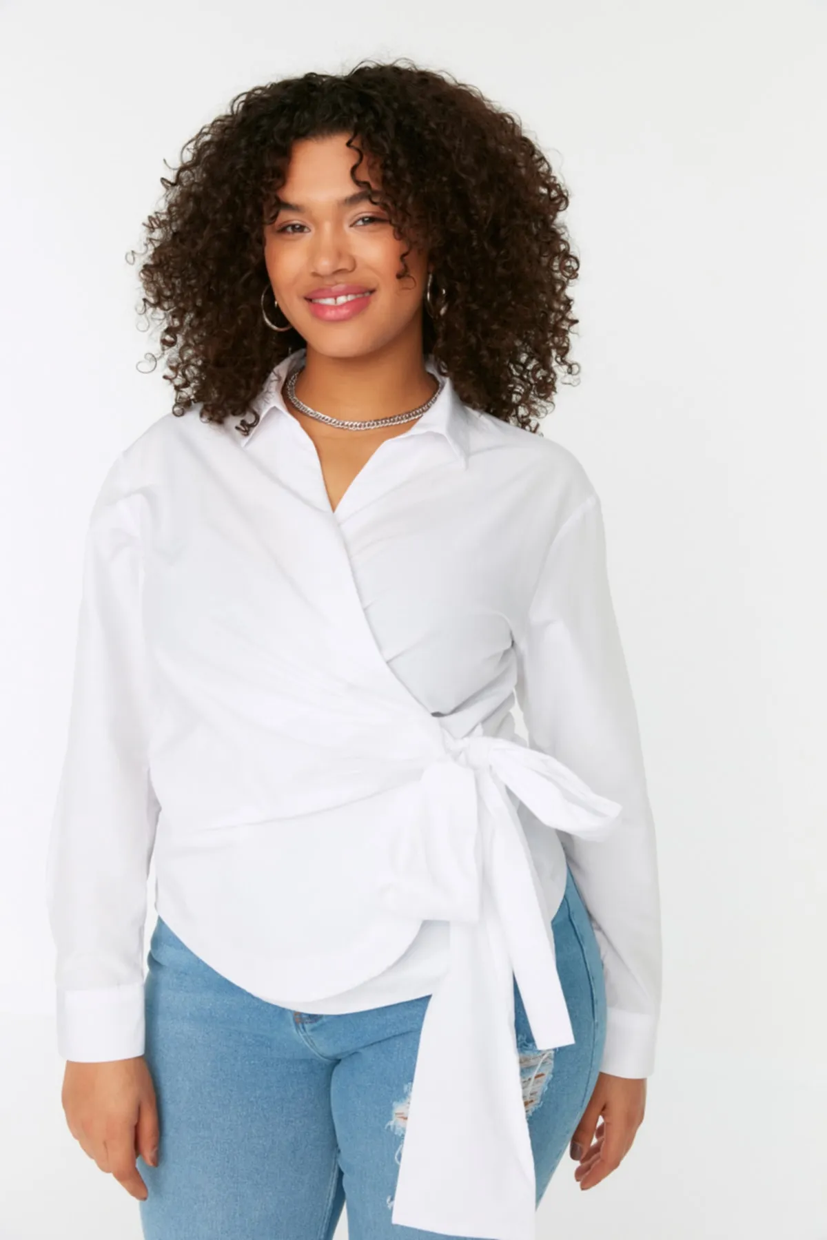Trendyol Curve  Weißes zweireihiges gewebtes Hemd mit Krawattendetail TBBSS22GO0628