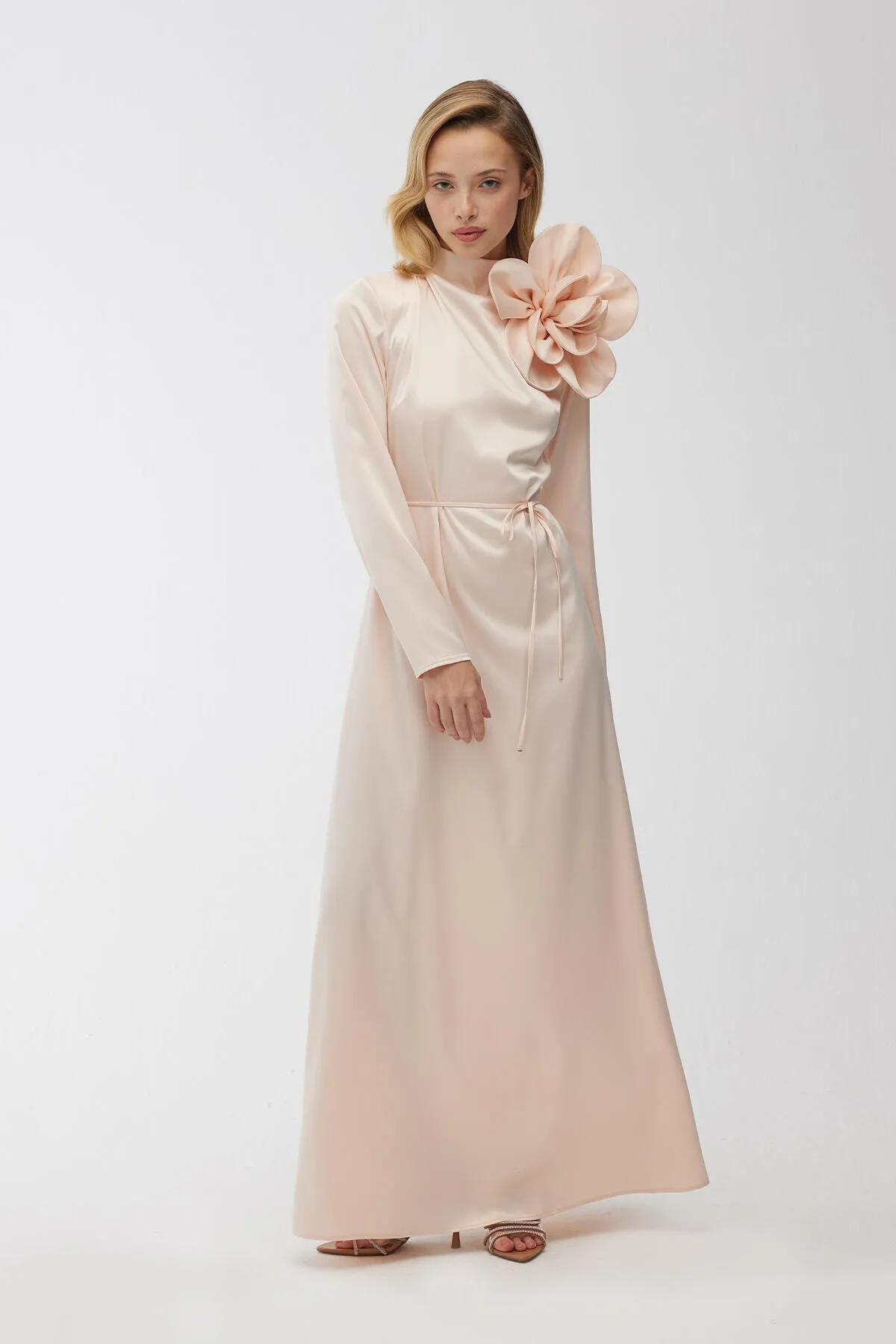Manuka  Blumendetailliertes Satin-Abendkleid in Puder