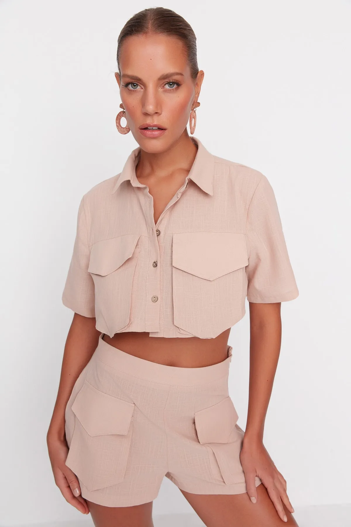 Trendyol Collection  Beiges Set aus Hemd und Shorts mit gewebter Tasche aus 100 % Baumwolle TBESS22AU00007