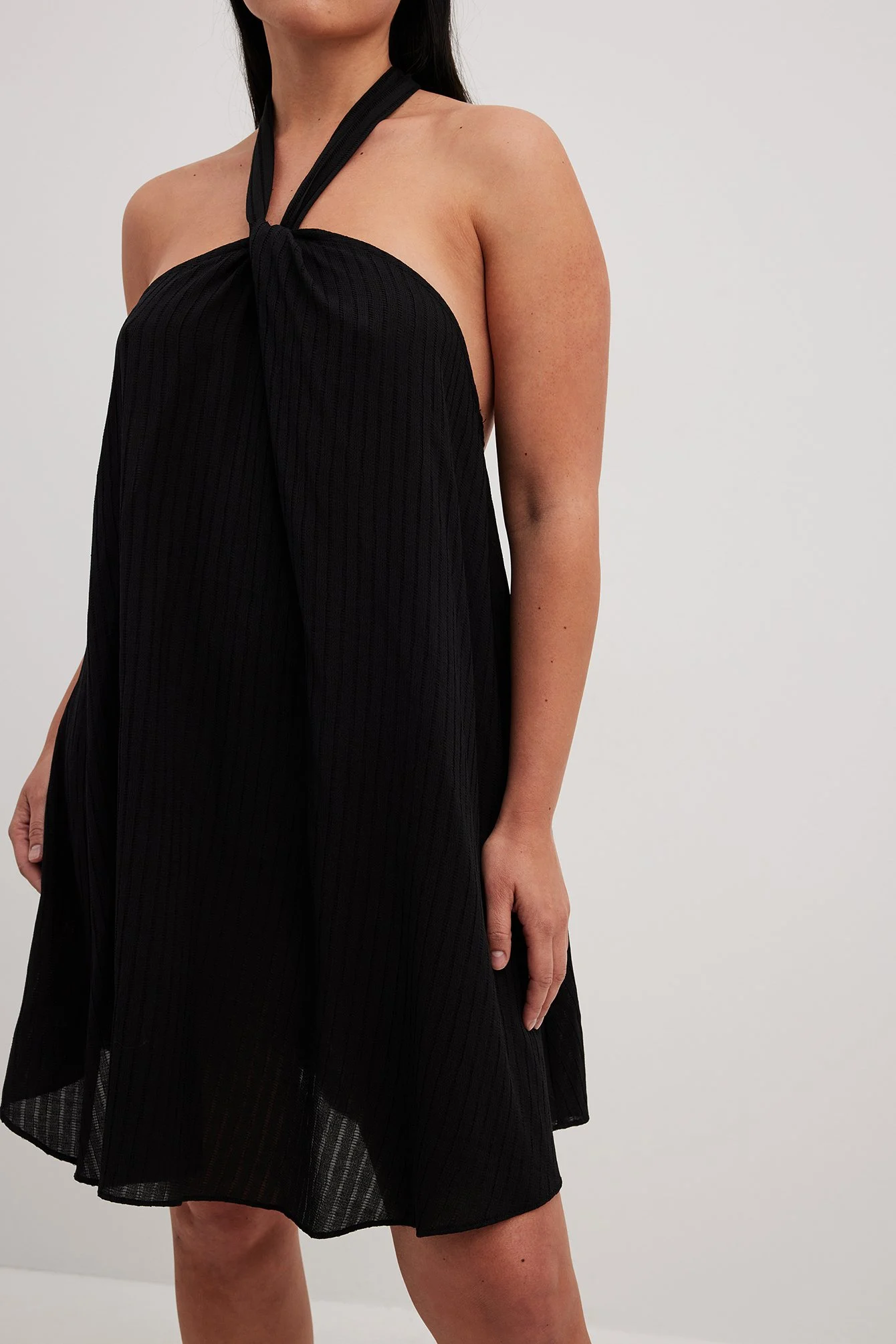Strukturiertes Minikleid mit Neckholder