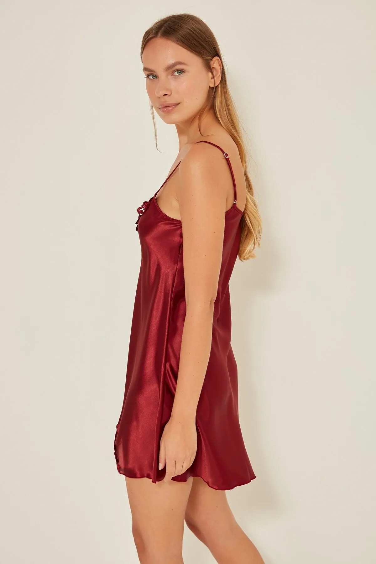 C&City  060 Damen-Nachthemd aus Satin und Spitze in Weinrot